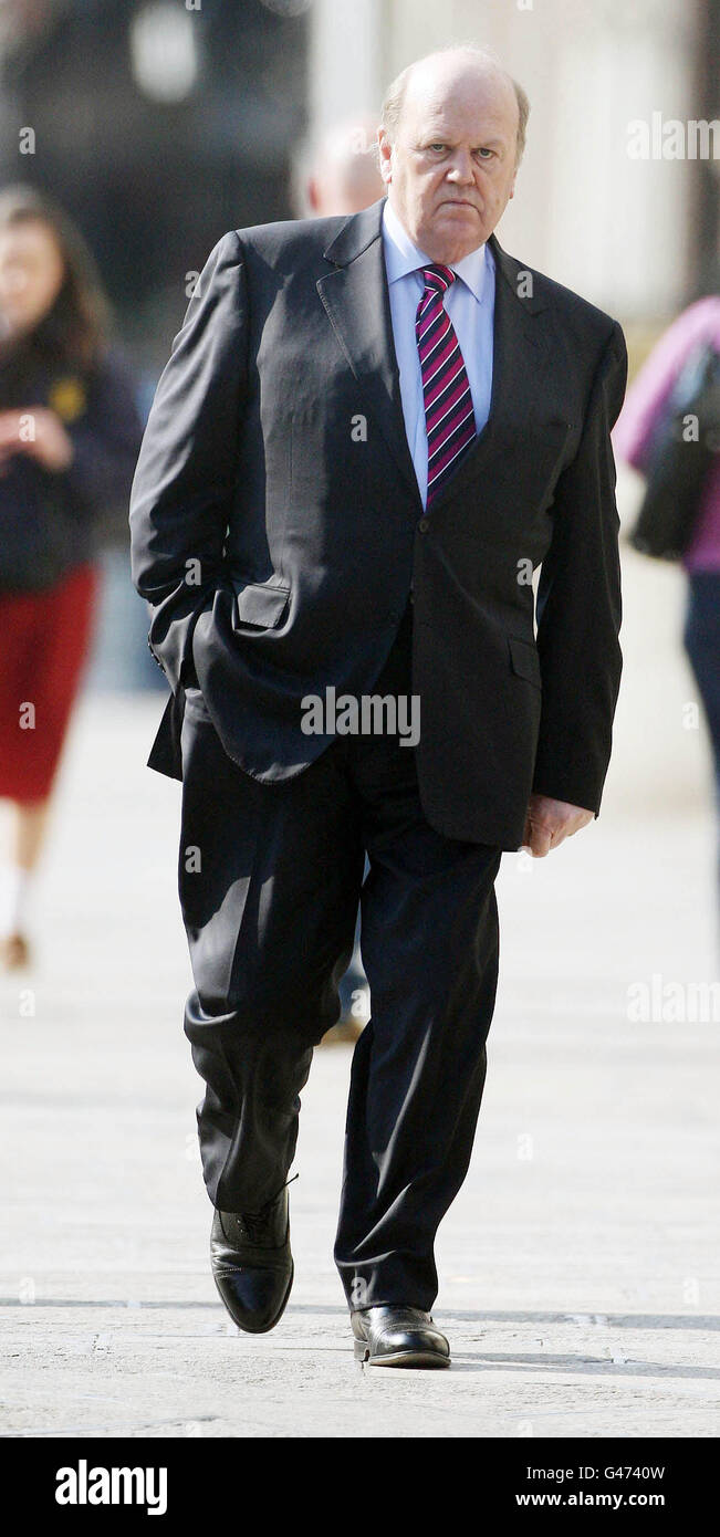 Finanzminister Michael Noonan trifft im Leinster House in Dublin ein, während die TDS die vernichtenden endgültigen Ergebnisse des Moriarty-Tribunals diskutiert. Stockfoto