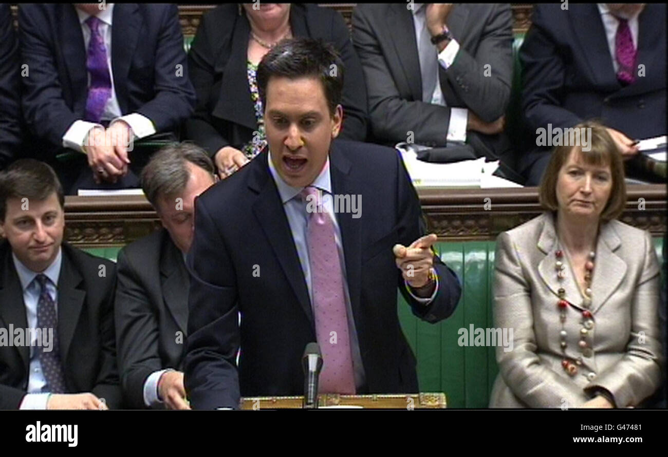Labour-Führer Ed Miliband antwortet Kanzler George Osborne hat sein Budget im Londoner Unterhaus abgegeben. Stockfoto