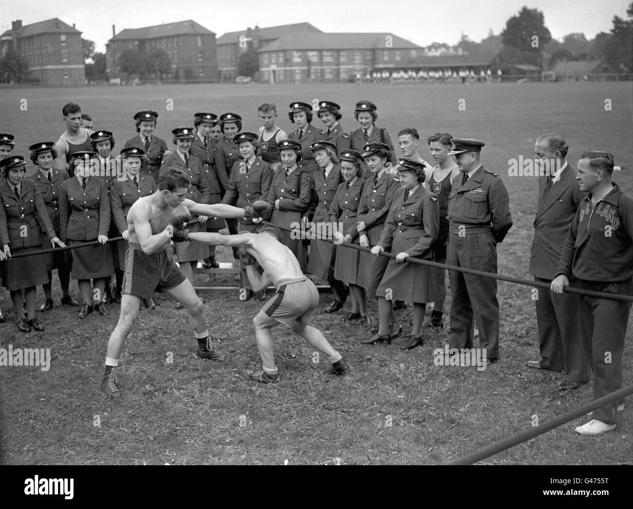 Boxen - RAF Boxing Team - Britannia Shield Training. Die Mitglieder des RAF-Boxteams, George Walker, Left, und CPL Eric Davies trainieren für den Britannia Shield. Stockfoto