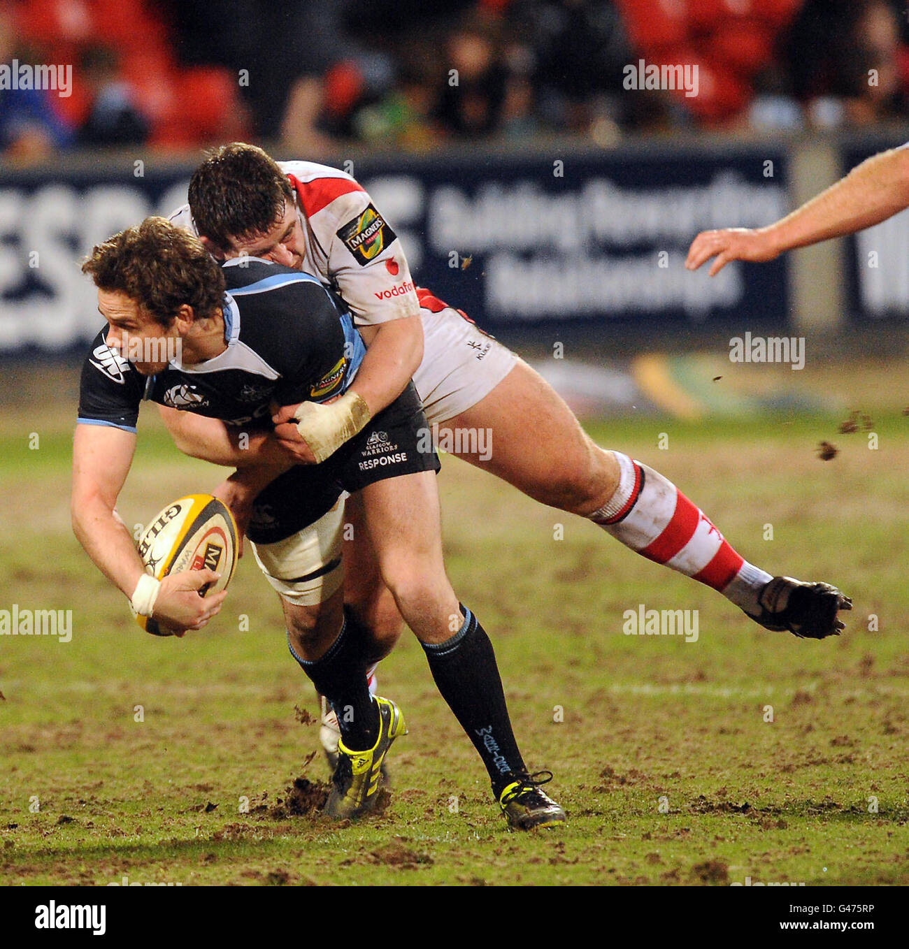 Rugby Union - Magners League - Glasgow Warriors gegen Ulster Rugby - Firhill. Ruaridh Jackson von Glasgow Warriors (links) wird von Ulsters Craig Gilroy während des Spiels der Magners League im Firhill Stadium, Glasgow, angegangen. Stockfoto