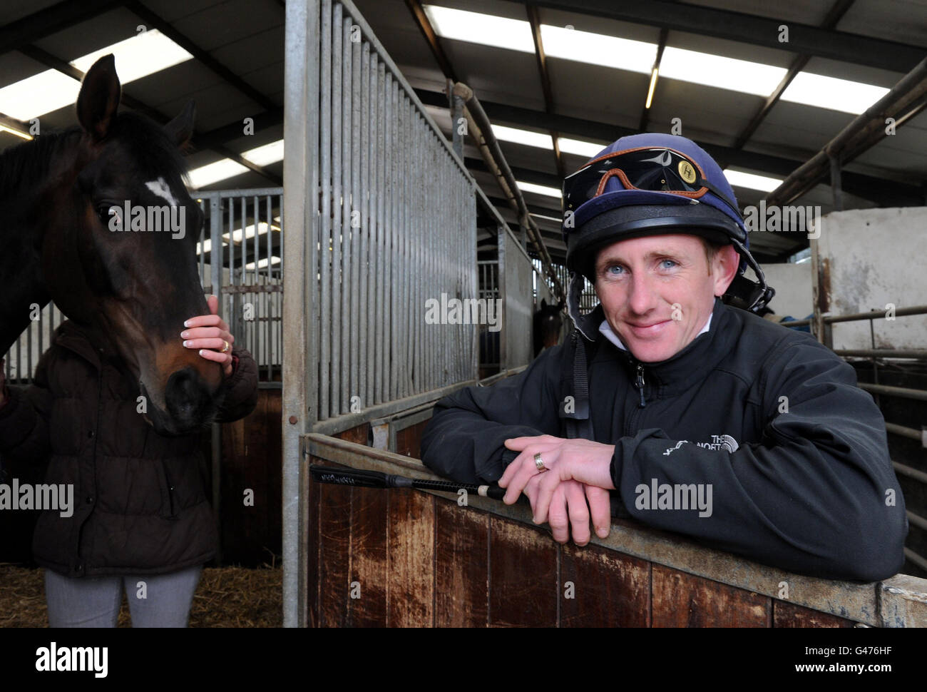 Champion-Jockey Paul Hanagan mit unserem Joe Mac, der am Samstag im William Hill Lincoln in Doncaster während eines Medientages im Musley Bank Stables, Malton, North Yorkshire, laufen soll. Stockfoto