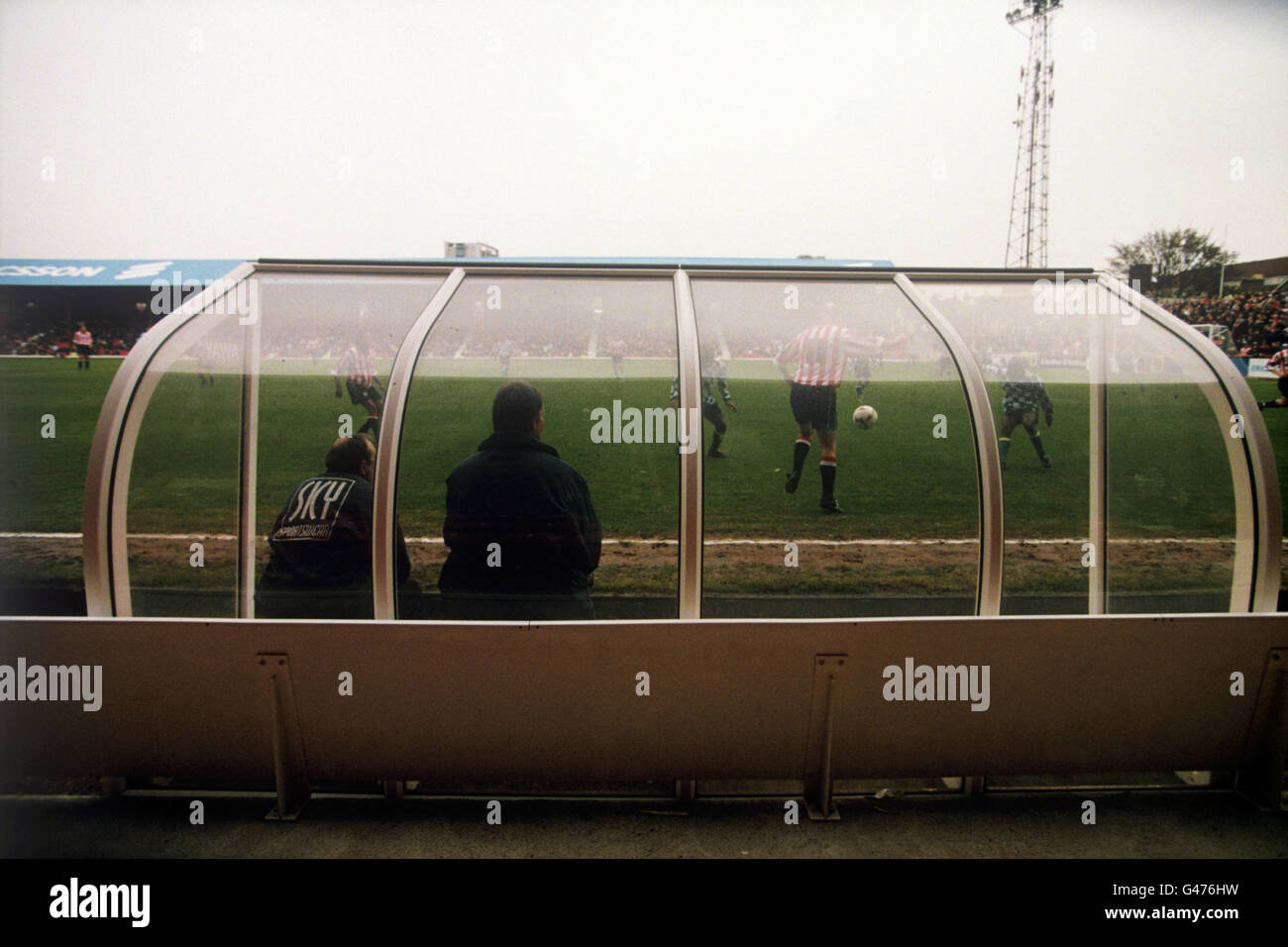 Fußball - Nationwide Football League Division Two - Brentford / Walsall - Griffin Park. Chris Nicholl, Manager von Brentford, sieht aus dem Dugout mit Physio Tom Bradley (l.). Stockfoto