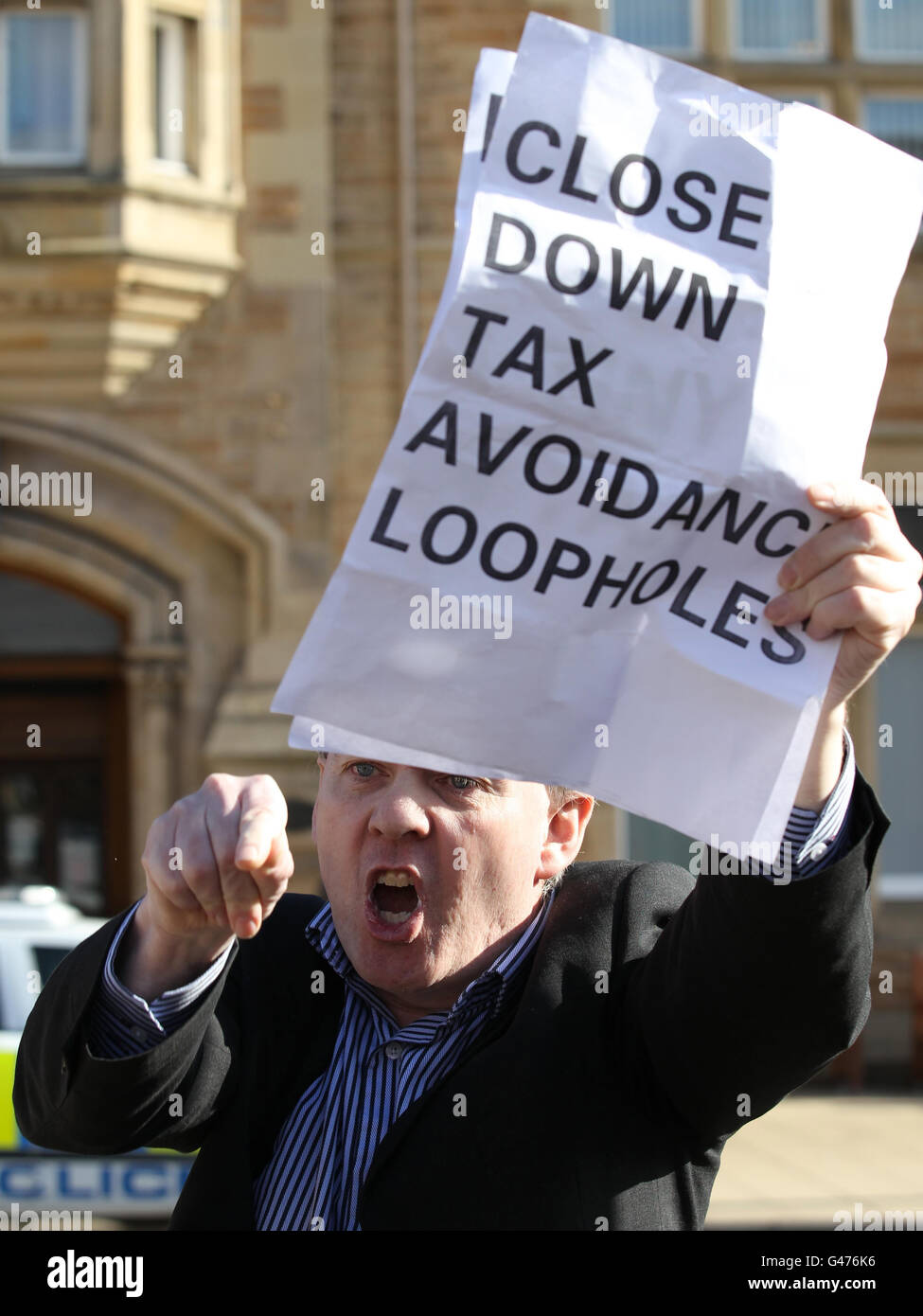 Der Kürzungsproter Sean Clerkin hält ein Zeichen beim Start des schottischen Wahlkampfs der schottischen Konservativen für die schottischen Parlamentswahlen 2011 in Portobello. Stockfoto