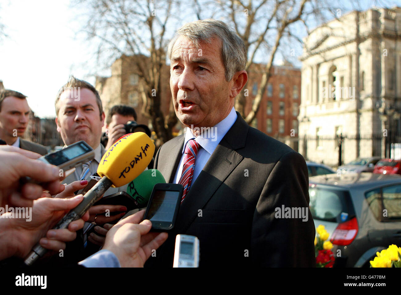 Der unabhängige TD Michael Lowry spricht zu den Medien auf dem Sockel des Leinster House in Dublin. Es gibt keine Beweise dafür, dass Telefone beim Moriarty-Tribunal angezapft wurden, eine Untersuchung von Garda hat ergeben. Stockfoto