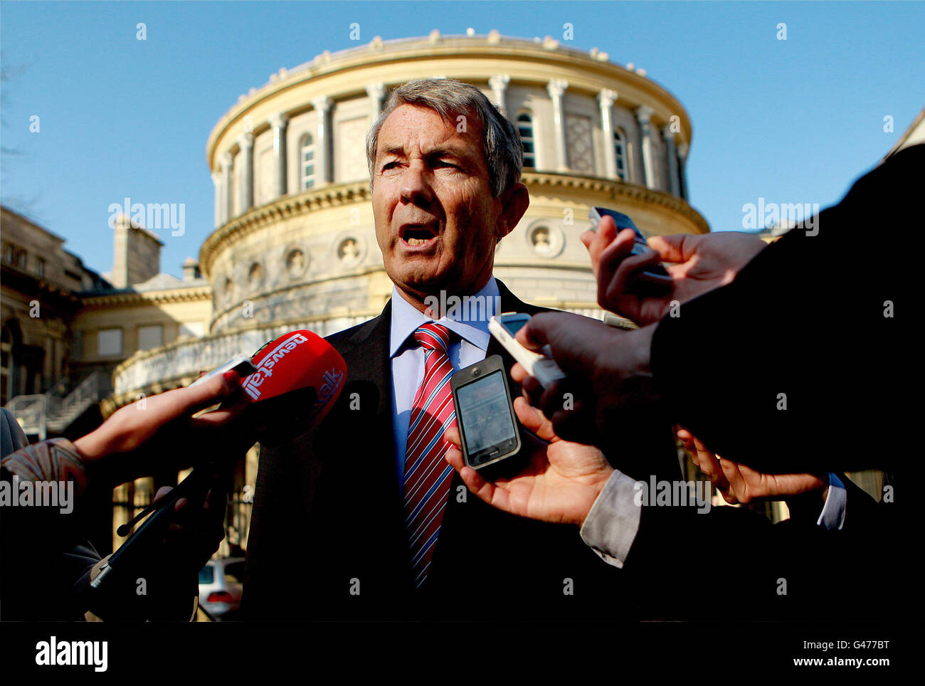 Der unabhängige TD Michael Lowry spricht zu den Medien auf dem Sockel des Leinster House in Dublin. Es gibt keine Beweise dafür, dass Telefone beim Moriarty-Tribunal angezapft wurden, eine Untersuchung von Garda hat ergeben. Stockfoto