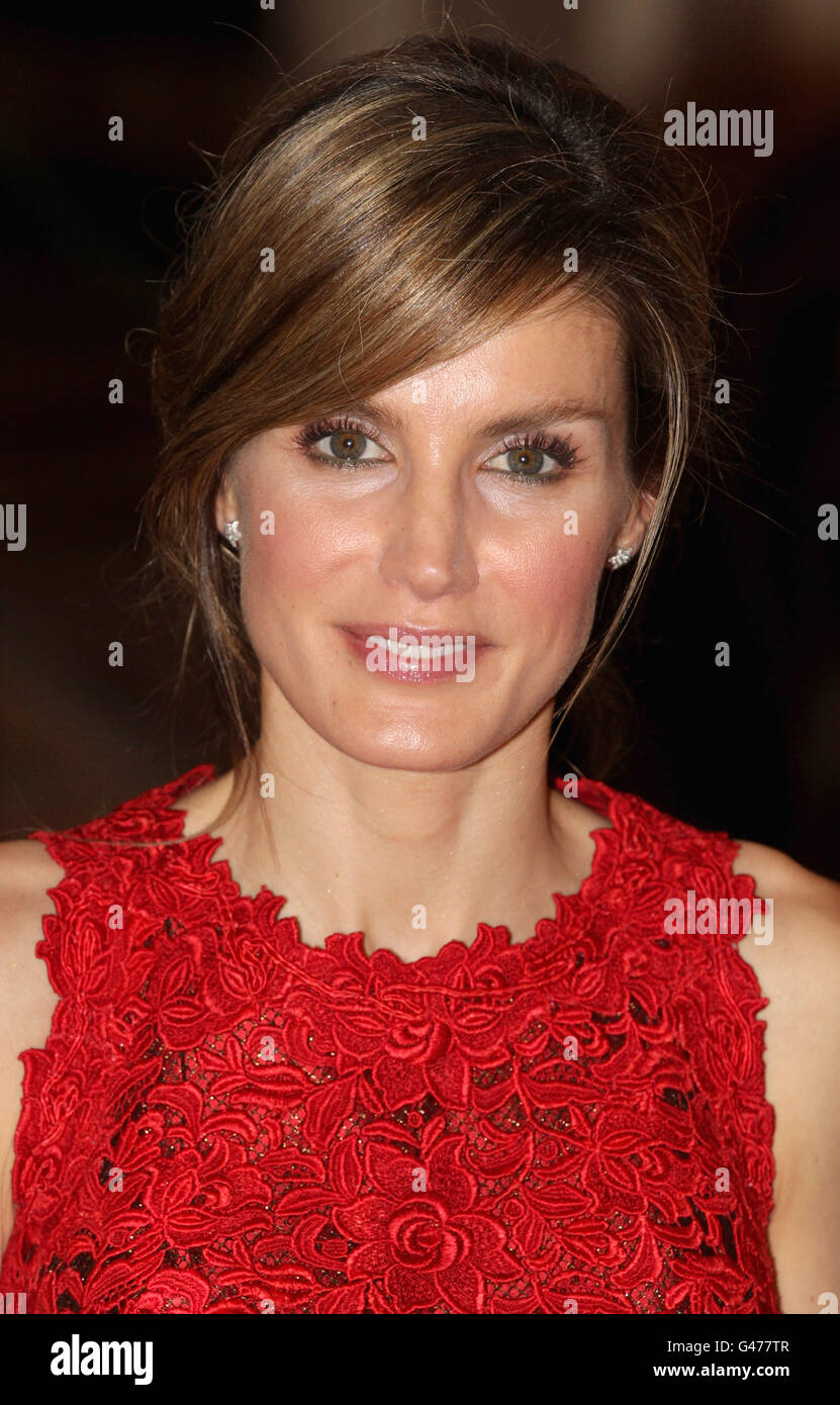 Prinzessin Letizia, Prinzessin von Asturien, nimmt an einem offiziellen Abendessen im Palacio Real de Madrid Teil, an dem auch der Prinz von Wales und die Herzogin von Cornwall teilnahmen. Stockfoto