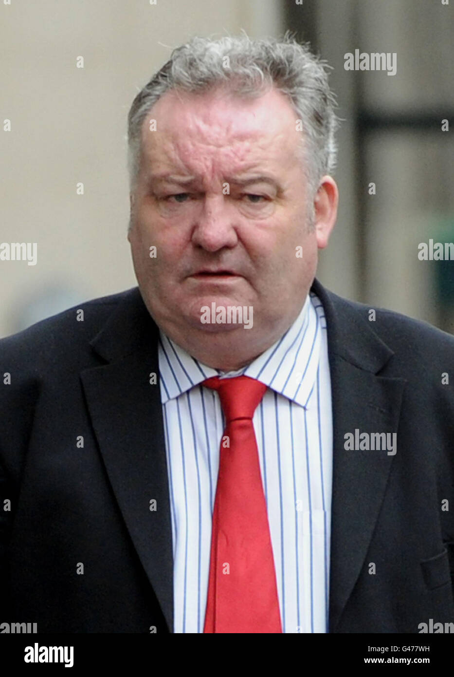 Ex-MP bei Spesenabrechnung. ALTERNATIVE CROP der ehemalige Labour-Abgeordnete Jim Devine (rechts) kommt zur Verurteilung im Old Bailey, London. Stockfoto