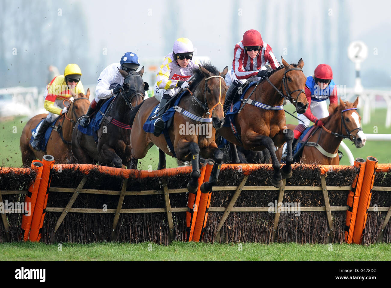 Jockey Nick Scholfield auf Ultravox (Mitte rechts) Springt mit Tony McCoy auf zwei Küssen (Mitte links) In der John Owen Jones 30. Geburtstag Jugendlicher Handicap Hürde Rennen Stockfoto