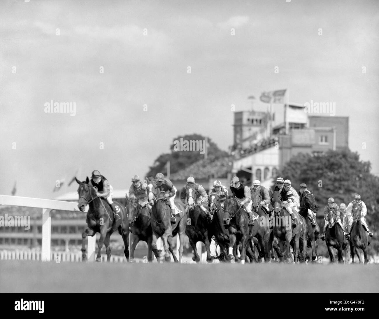 Pferderennen - Royal Ascot - Ascot Racecourse. Ein Gefecht von rasenden Hufen umrundet die Kurve, während das Feld um die Ascot-Einsätze kämpft Stockfoto