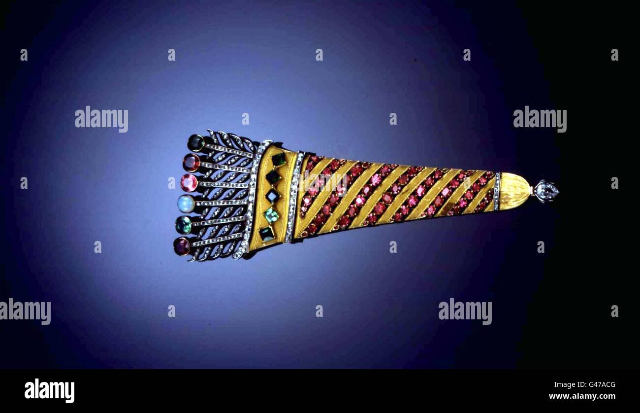 Eine Gold-, Diamant- und Edelsteinbrosche, die Napoleon angeblich seiner Teenager-Geliebten um 1803 gegeben hat, wurde heute (Donnerstag) bei Sotheby's in London für 25,300 verkauft. Es wurde von einem der weltweit wichtigsten Schmuckkäufer, Sheikh Ahmed H. Fitaihi aus Saudi-Arabien, gekauft. PA. SEHEN SIE SICH DIE PA-GESCHICHTE AN. Stockfoto