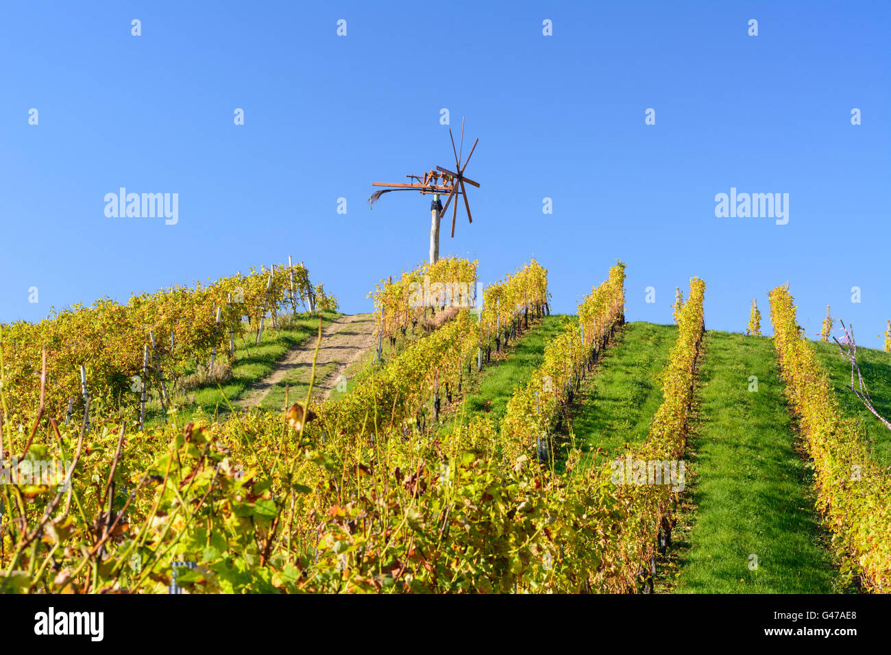 Weinberge und Klapotetz (Windrad als Vogel Nageltiereverscheucher) - South steirischen Wein Straße, Österreich, Steiermark, Steiermark, Südwest-Steier Stockfoto