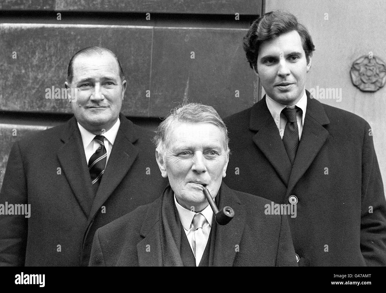 Bibliotheksfiler Nr. 149918-2, datiert 3.2.71, von (l-r) Colonel Douglas Cairns, Brian Roberts und Jonathon Aitken, am Ende des Sunday Telegraph 'Secrets'-Prozesses im Old Bailey. Aitken, der später Abgeordneter wurde, sah sich heute (Freitag) mit Forderungen konfrontiert, seine Anklage wegen Meineids und Verschwörung zur Pervertierbarkeit der Justiz zu fordern, nachdem er seine Verleumdungsklage gegen den Guardian und Granada TV dramatisch eingestellt hatte. PA. SIEHE PA GESCHICHTE GERICHTE AITKEN. **nur S/W verfügbar** Stockfoto