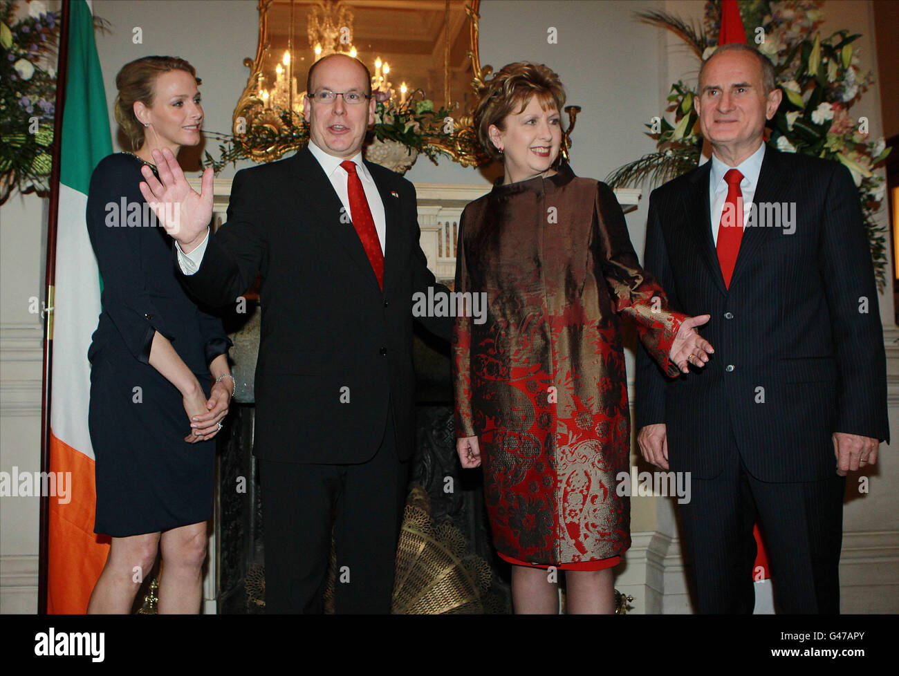 (Links - rechts) Charlene Wittstock, Prinz Albert II. Von Monaco, Präsidentin Mary McAleese mit dem Trinity College Provost John Hegarty auf dem Trinity Campus, Dublin, während des Staatsbesuchs des Königs in Irland. Stockfoto