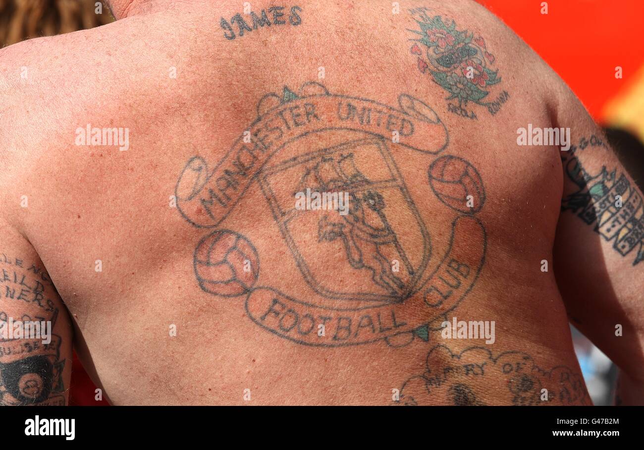 Ein Fan mit einem großen Manchester United Vereinswappen-Tattoo Auf seinem Rücken Stockfoto