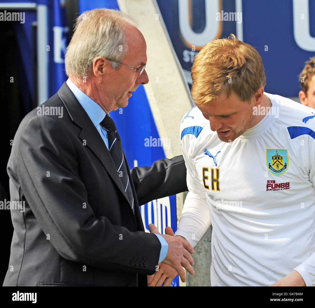 Fußball - npower Football League Championship - Leicester City / Burnley - The Walkers Stadium. Vor dem Spiel schüttelt Sven-Goran Eriksson, Manager von Leicester City, die Hände mit Eddie Howe, Manager von Burnley. Stockfoto