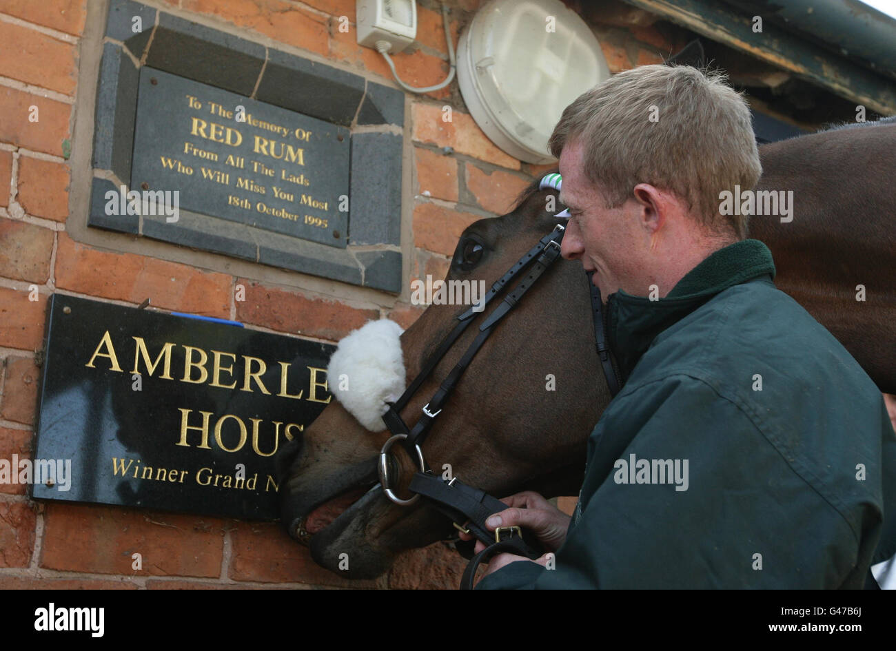 Work Rider Edward Bourne mit Grand National Gewinner Ballabriggs während einer Homecoming Fotocall in den Ställen in Malpas, Cheshire, PRESSE ASSOCIATIOIN Foto. Bilddatum: Sonntag, 10. April 2011. Der Sieg war Trainer Donald McCains erster im Rennen. Sein Vater Donald 'Ginger' McCain trainierte zwei Pferde zu vier nationalen Siegen, Red Rum 3 mal und Amberleigh House 2004. Bildnachweis sollte lauten: Dave Thompson/PA Wire Stockfoto