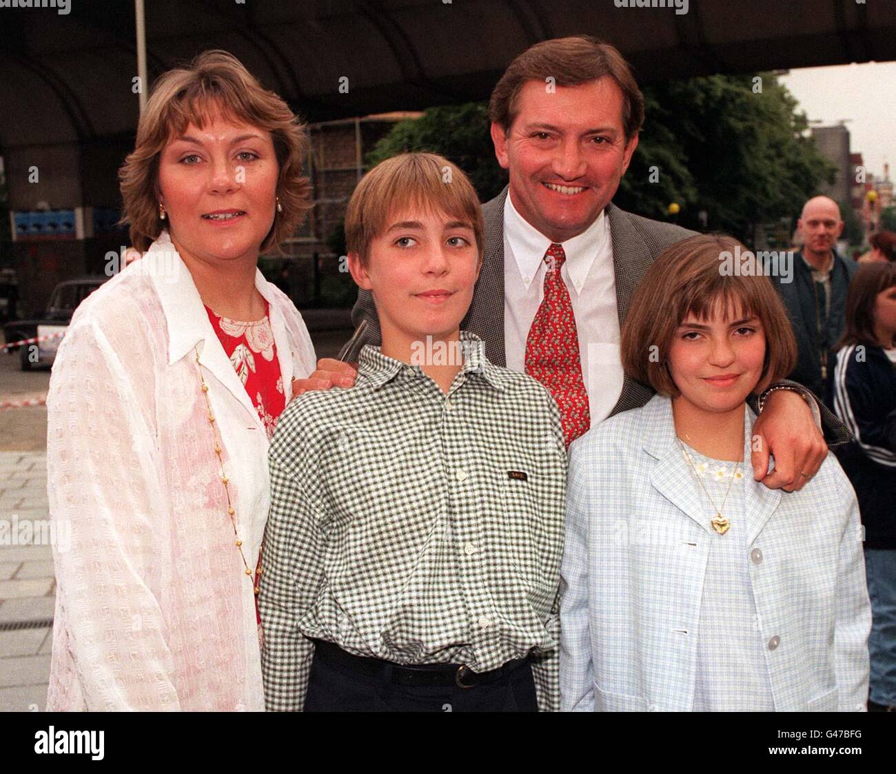 Graham Cole, der Tony Stamp in TV's The Bill spielt, kommt mit Frau Cherry und den Kindern Matthew und Laura im Hammersmith Apollo zur heutigen (Freitag) Celebrity-Gala-Eröffnung von Summer Holiday mit Darren Day an. Foto von Stefan Rousseau/PA Stockfoto