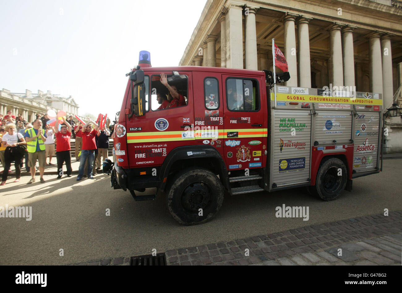 Das Follow that Fire Engine Team kommt zurück in Greenwich, London, nachdem es im Juli 2010 von derselben Stelle aus gestartet war, um eine 30,000 Meilen lange Reise um die Welt im Fahrzeug zu absolvieren, um Geld für drei Wohltätigkeitsorganisationen zu sammeln - die Fire Fighters Charity, Macmillan Cancer Support und die Roy Castle Lung Cancer Foundation. Stockfoto