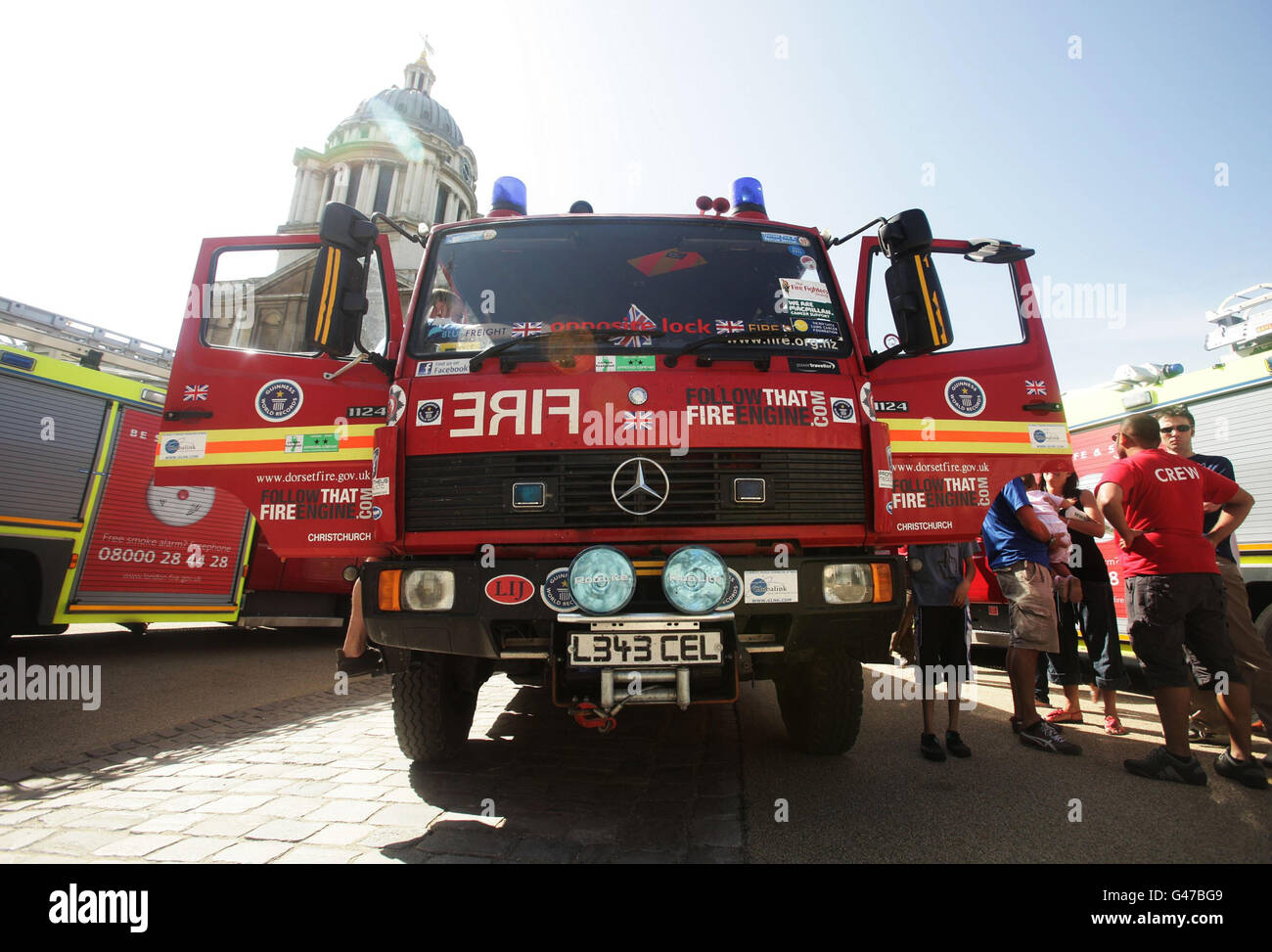 Das Follow that Fire Engine Team kommt zurück in Greenwich, London, nachdem es im Juli 2010 von derselben Stelle aus gestartet war, um eine 30,000 Meilen lange Reise um die Welt im Fahrzeug zu absolvieren, um Geld für drei Wohltätigkeitsorganisationen zu sammeln - die Fire Fighters Charity, Macmillan Cancer Support und die Roy Castle Lung Cancer Foundation. Stockfoto