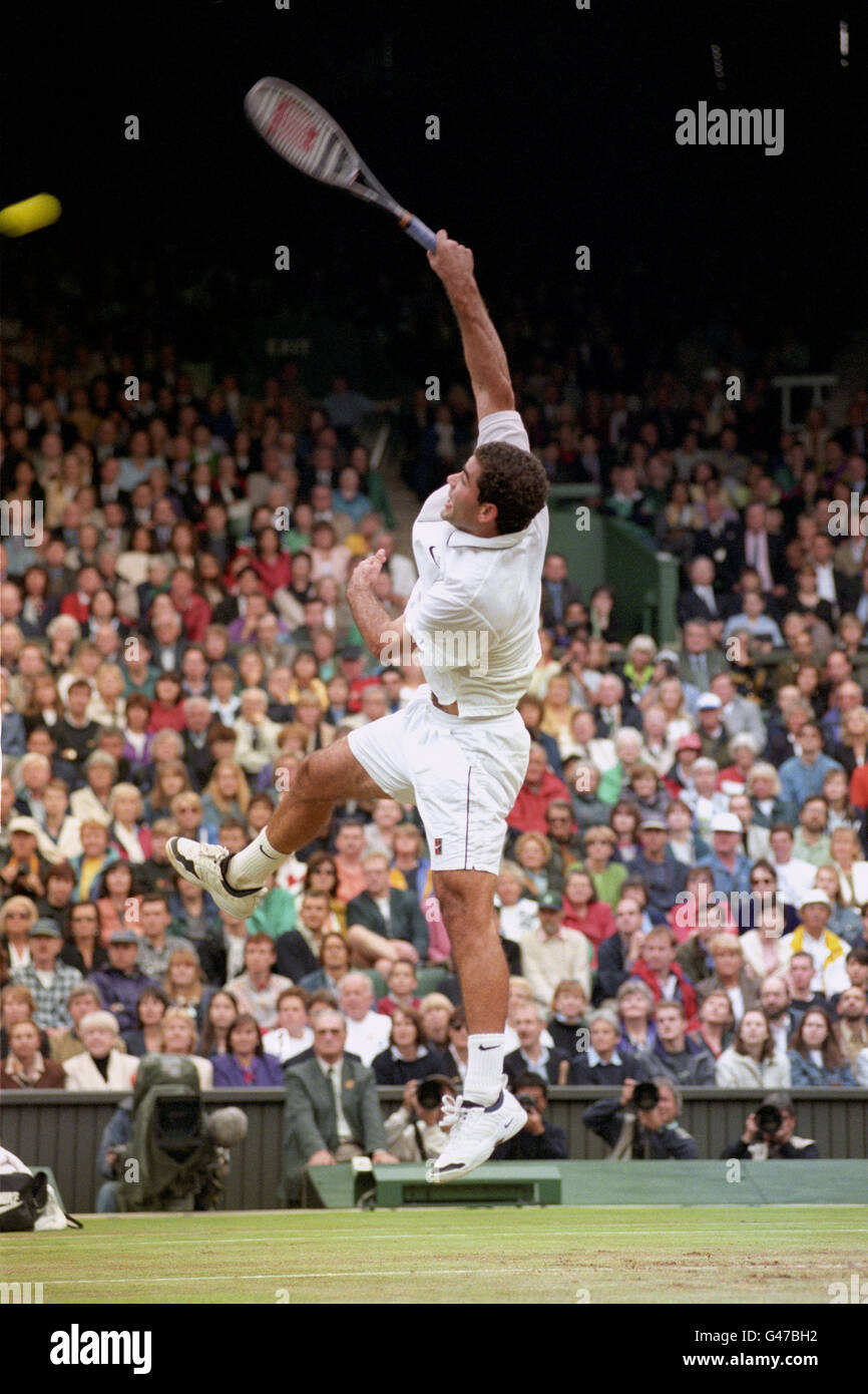 Pete Sampras spielt einen seiner „South-Dunk“-Rücksendungen während seines Halbfinales gegen den australischen Todd Woodbridge am Center Court. Sampras ging bis zu seinem vierten Wimbledon-Finale durch und gewann 6-2 6-1 7:6. Stockfoto
