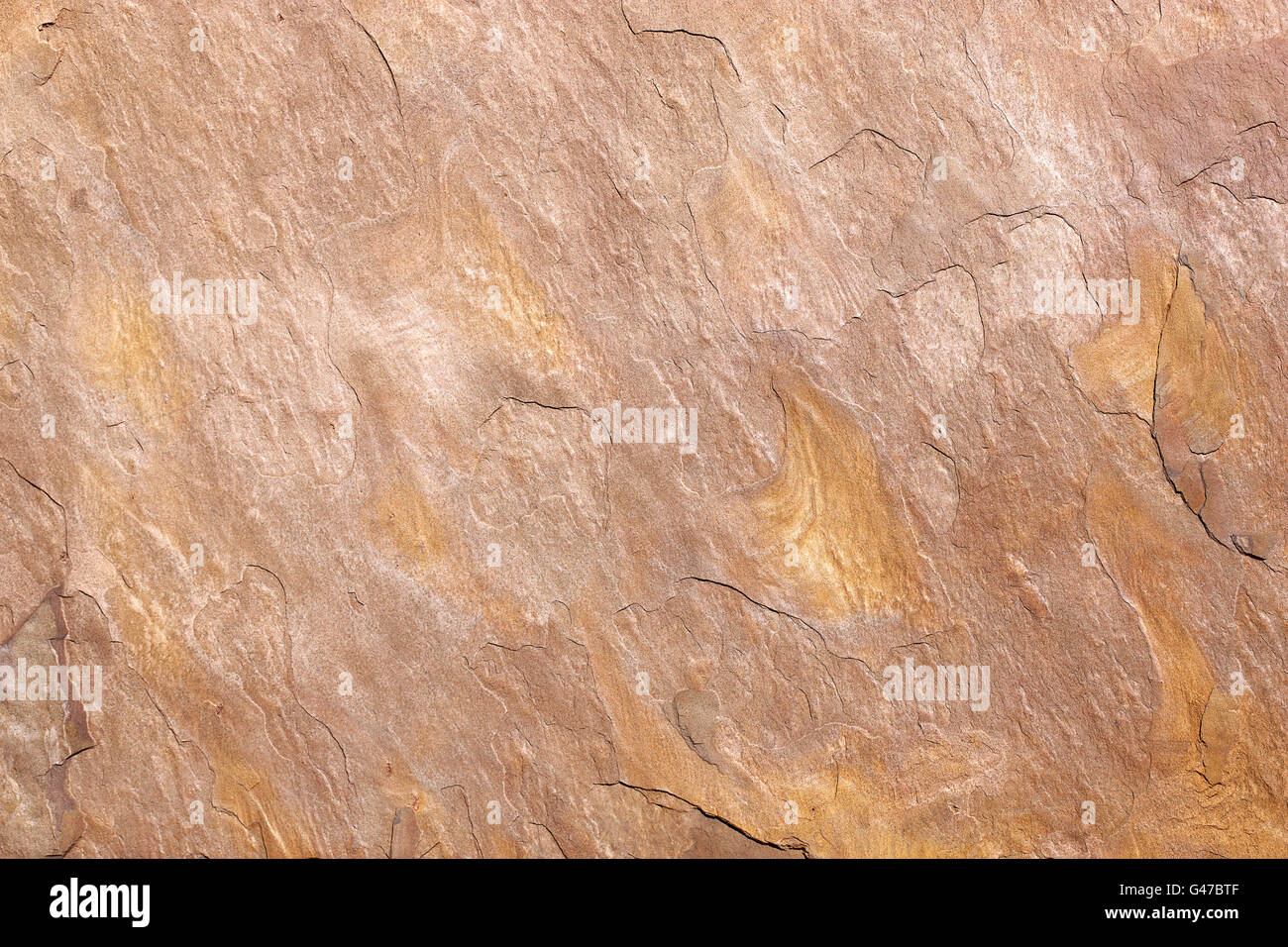Detail einer ockerfarbenen Steinplatte Stockfoto