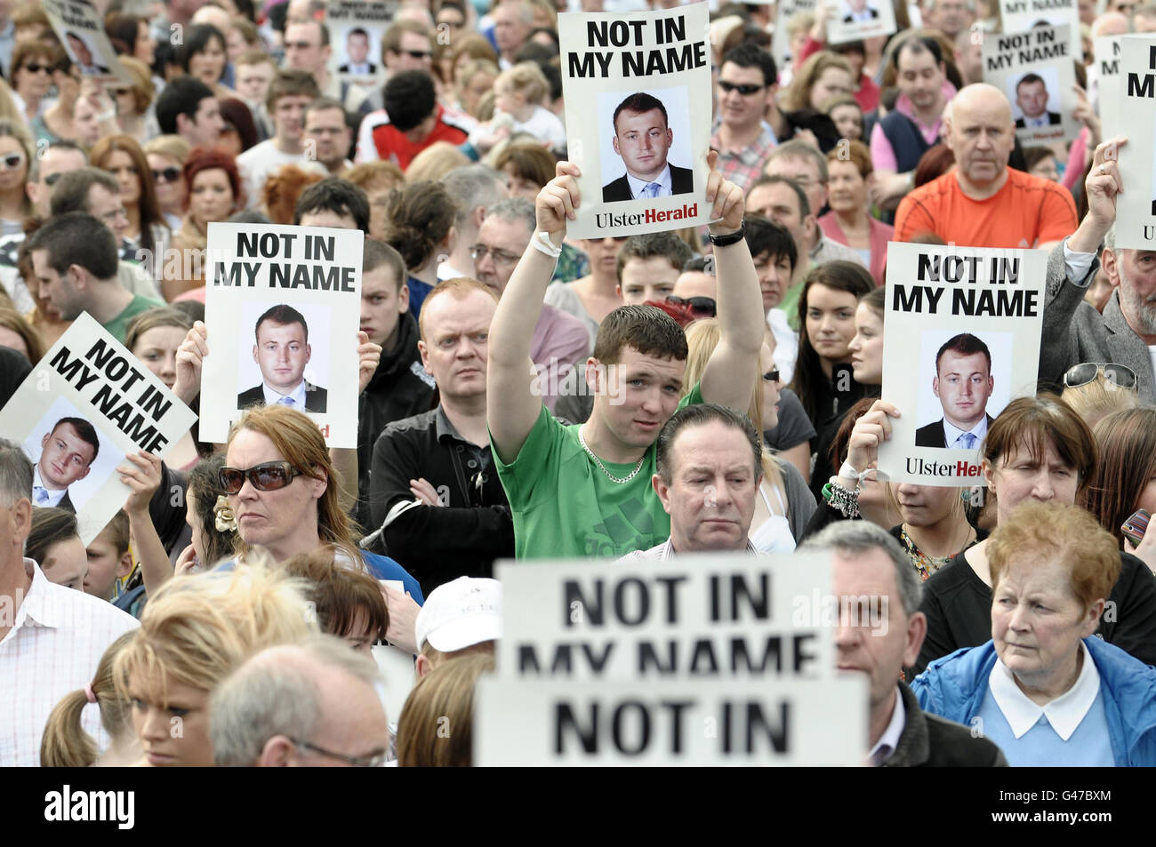 Tausende von Menschen versammeln sich in Omagh zu einem Friedensmarsch, um den Tod des nordirischen Polizeibeamten Ronan Kerr zu markieren, der bei einer Autobombenexplosion getötet wurde. Stockfoto