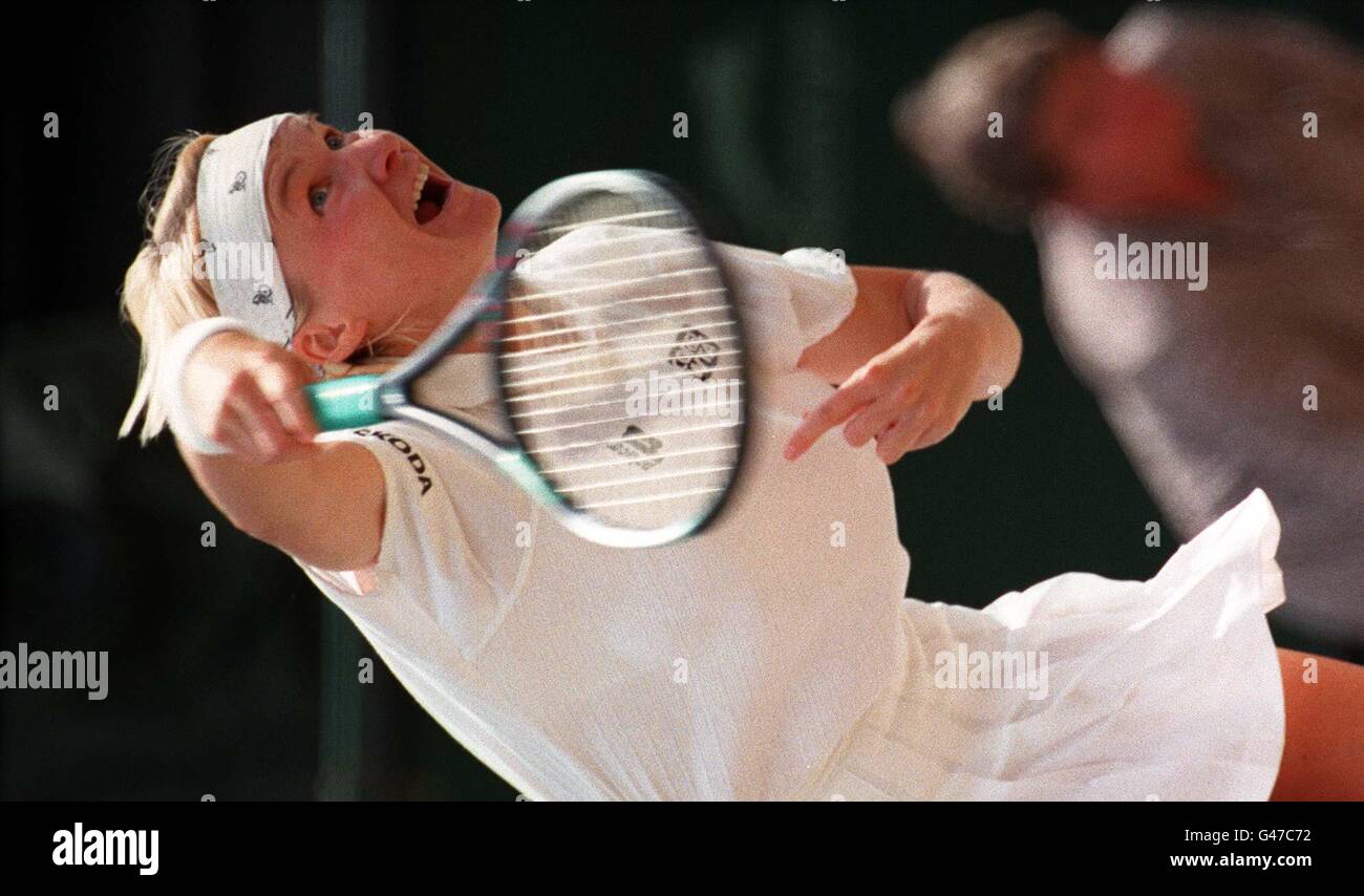 Jana Novotna bedient Martina Hingis während des Damen-Singles-Finales in Wimbledon heute Nachmittag (Samstag). Miss Novotna verlor 1993 das Finale gegen Steffi Graf. Foto von Adam Butler/PA. Stockfoto