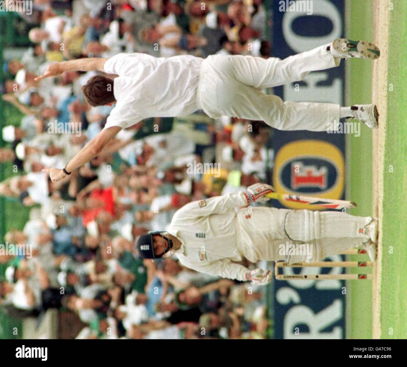 Englands Mark Ealham sieht verblüfft aus, nachdem er heute (Montag) beim 3. Testspiel zwischen England und Australien im Old Trafford vom Bowling von Glenn McGrath erwischt wurde. Foto von Owen Humphreys. Stockfoto