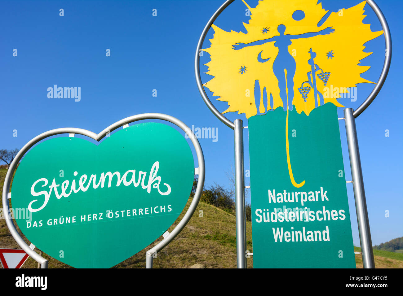 Schild "Natur Park South Steirische Weinland" und Weinberge - Österreich, Steiermark, Steiermark, Steirische Weinstraße Süd, Südwest-St Stockfoto