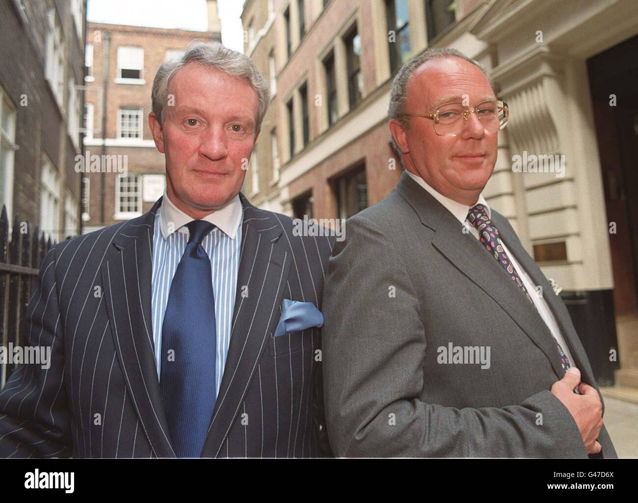 David Mackay (links), Group Managing Director für John Menzies plc und Group Financial Director James Bennett in London heute (di) als das Unternehmen angekündigt, deren Ergebnisse bis Mai 1997. Stockfoto