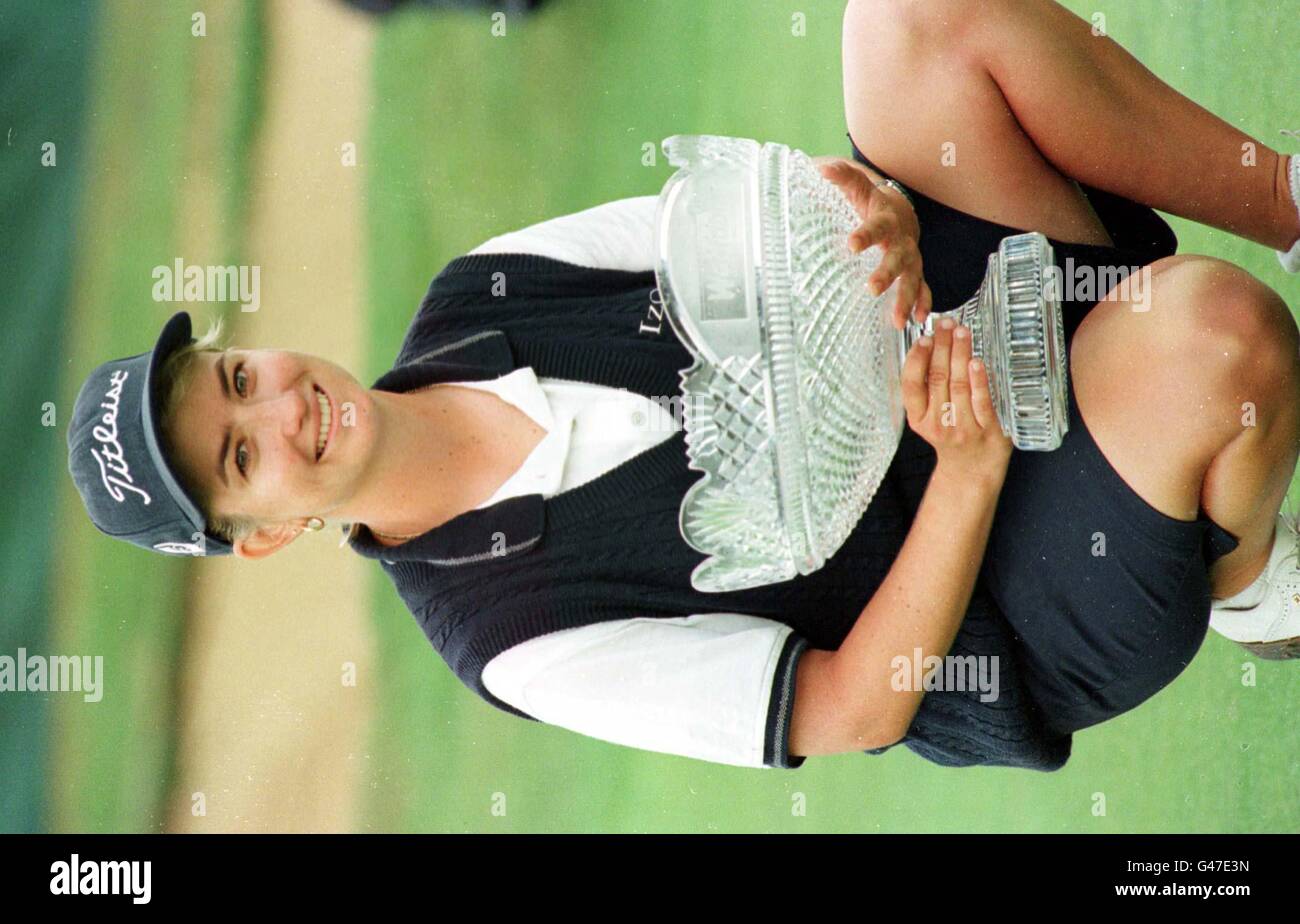 Australian Karrie Webb posiert mit der Weetabix Womens British Open 1997 Golf Turnier Trophy in Sunningdale, heute (Sonntag). Frau Webb beendete das Finale mit einem Endergebnis von 269, 19 unter Par. Foto von Martyn Hayhow/PA. Stockfoto