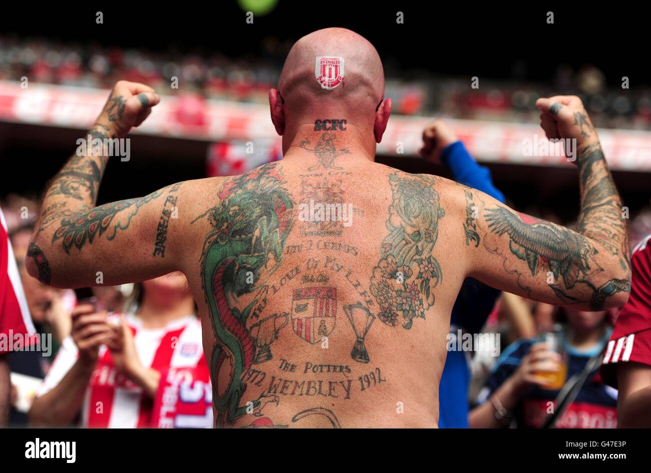 Die Tattoos eines Stoke City-Fans auf den Tribünen Vor dem Kick-off Stockfoto