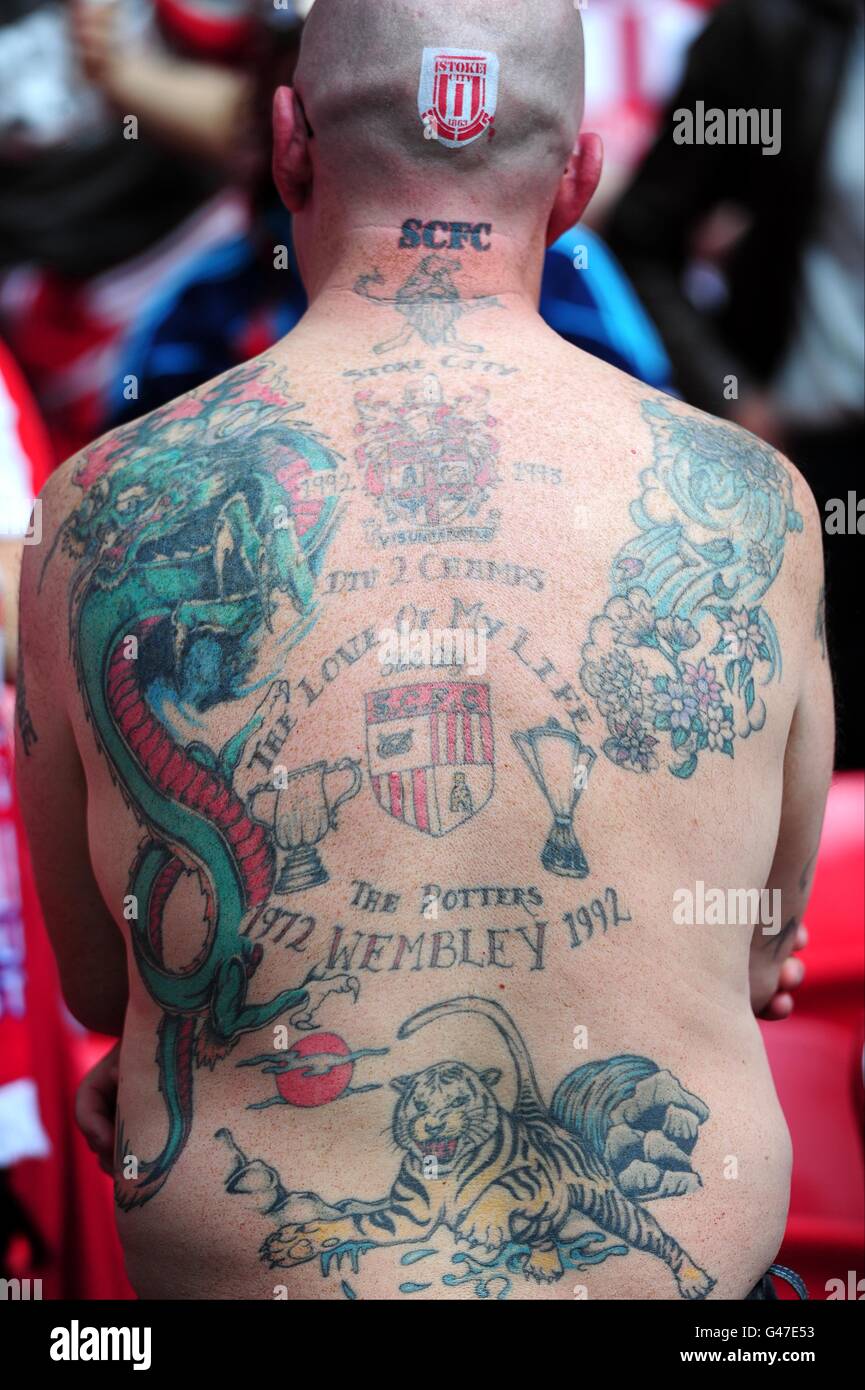 Fußball - FA Cup - Halbfinale - Bolton Wanderers gegen Stoke City - Wembley Stadium. Die Tattoos eines Stoke City-Fans in den Tribünen vor dem Anstoß Stockfoto