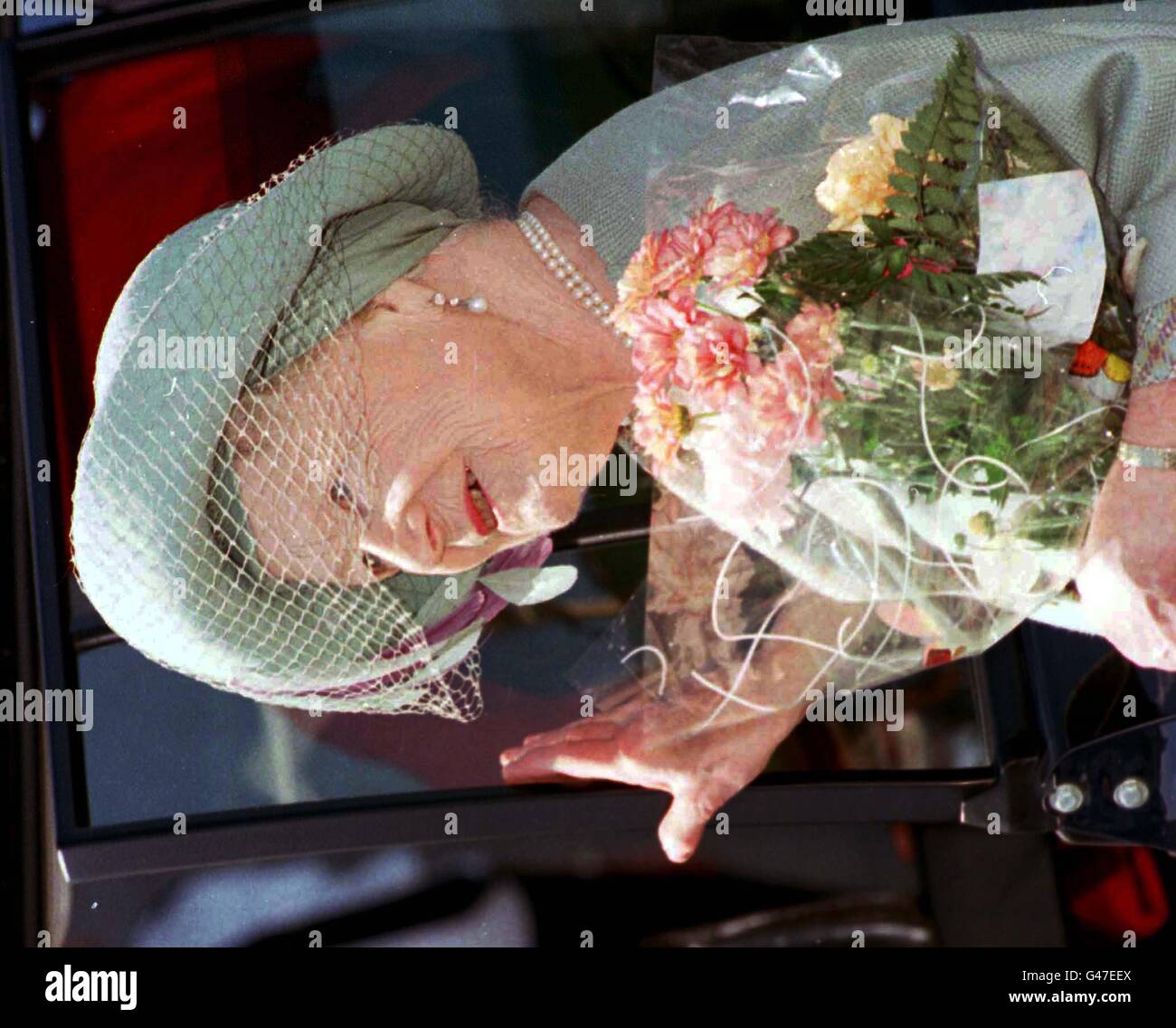 Die Königin-Mutter am heutigen Samstag im Scrabster Harbour, wo sie andere Mitglieder der königlichen Familie traf, bevor sie zum Schloss von Mey aufbrach. Foto von Chris Bacon/PA Stockfoto