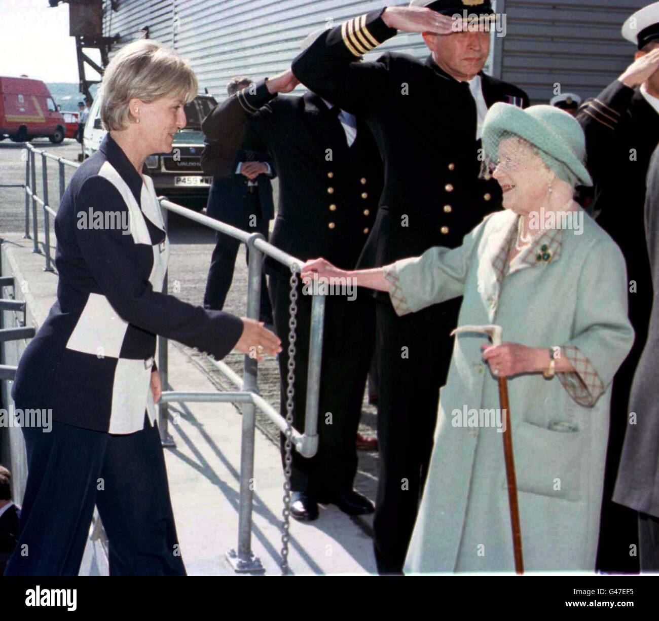 Sophie Rhys-Jones (links) begrüßt heute (Samstag) die Königin-Mutter im Scrabster Harbour, bevor sie mit anderen Mitgliedern der königlichen Familie zum Schloss von Mey aufgebrochen ist. Foto von Chris Bacon/PA Stockfoto