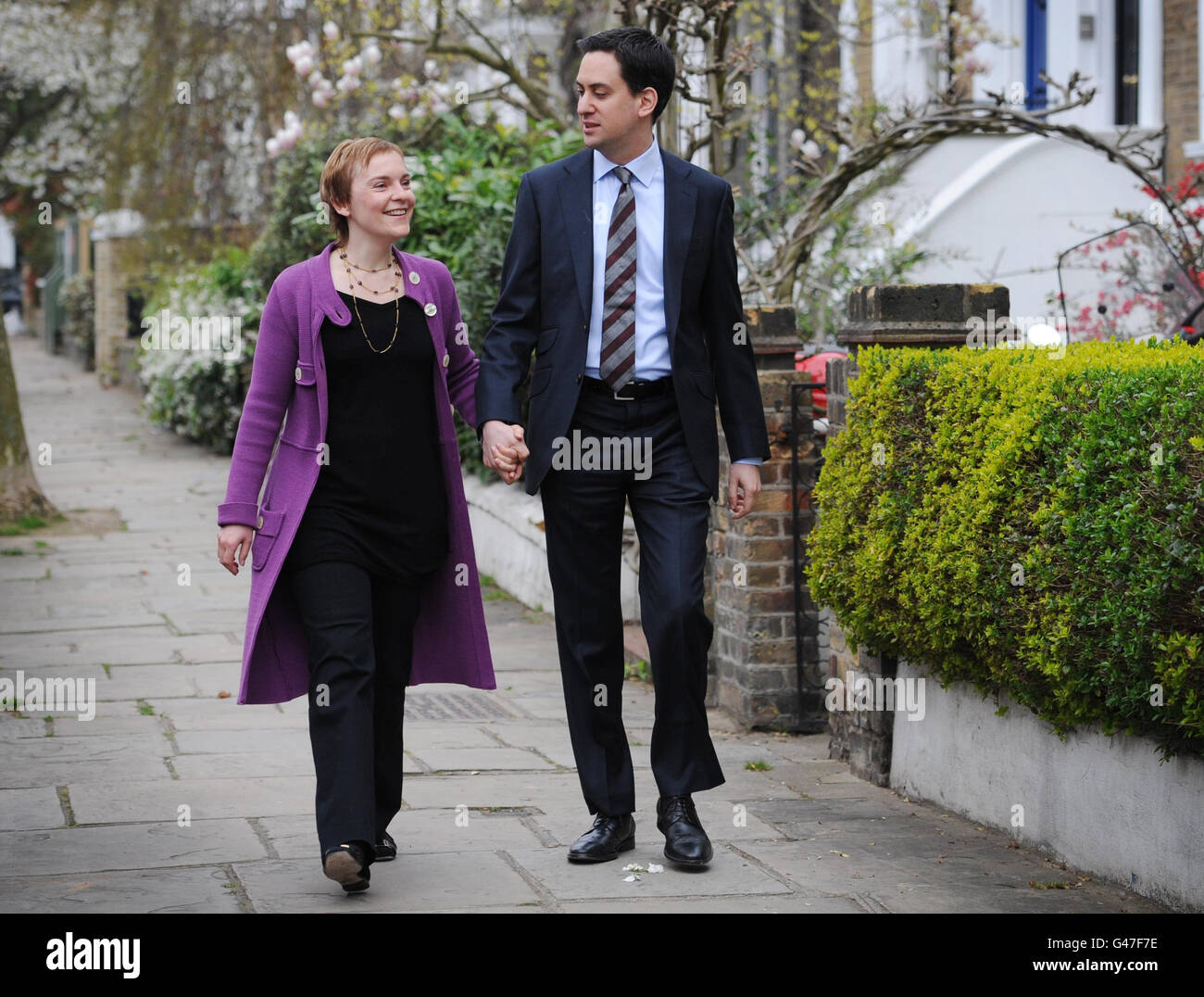 Der Gewerkschaftsführer Ed Miliband (rechts) und seine langjährige Partnerin Justine Thornton verlassen ihr Zuhause im Norden Londons, nachdem sie angekündigt haben, am 27. Mai zu heiraten. Stockfoto