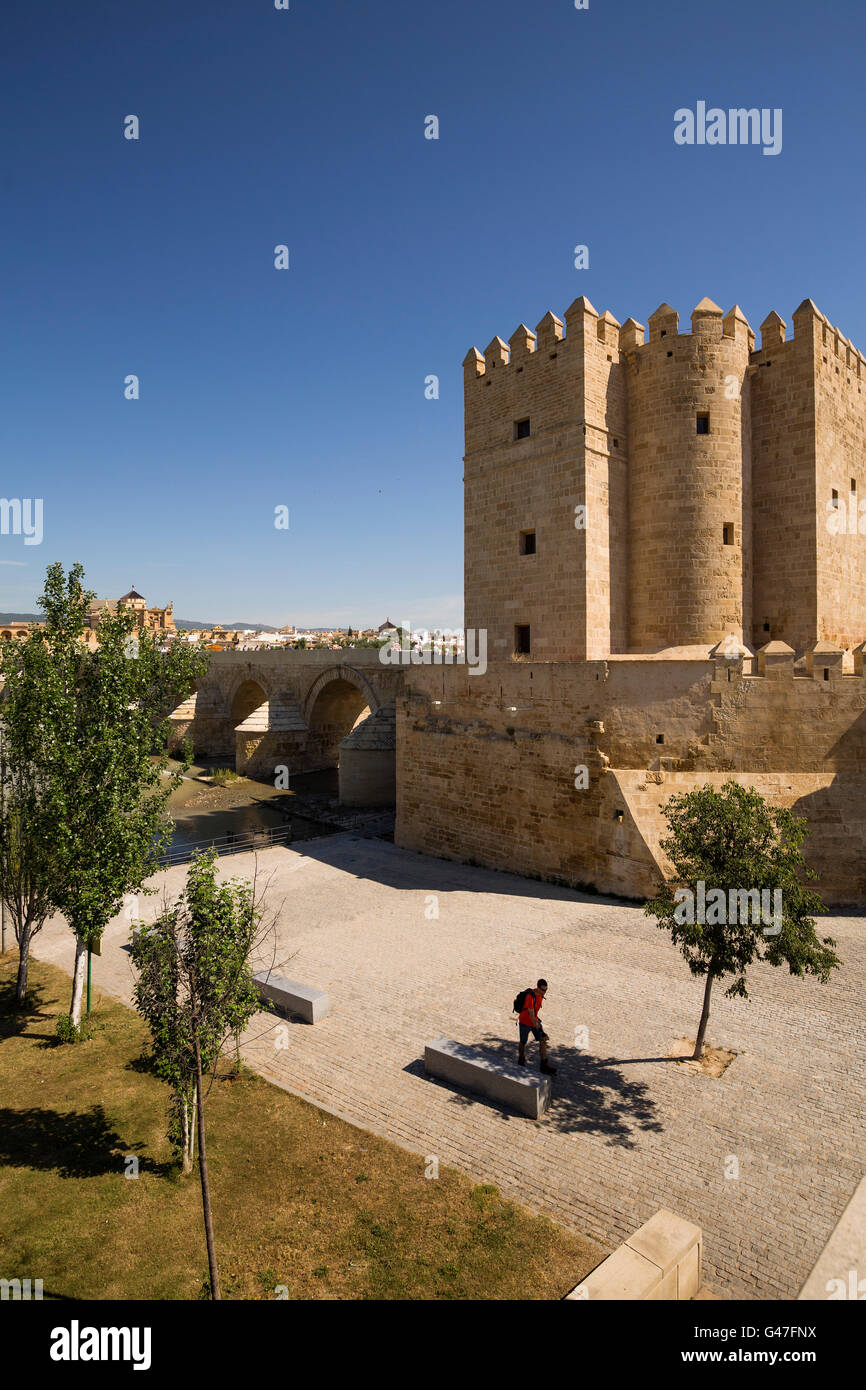 Torre De La Calahorra mittelalterlichen Turm auf dem Puente Romano über den Guadalquivir Fluss, Cordoba Stadt Andalusiens, Spanien, Europa Stockfoto