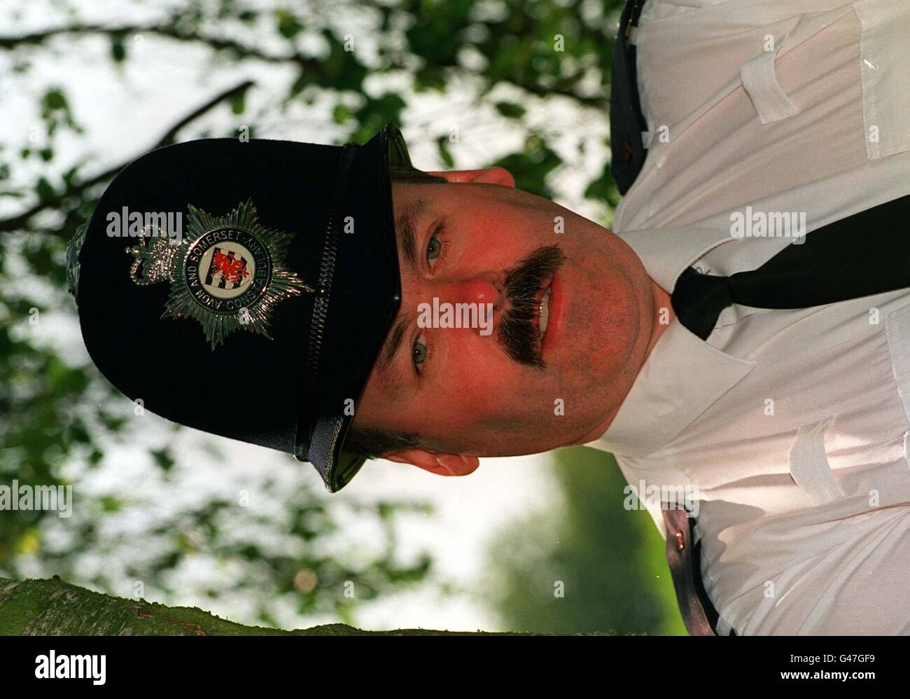 PA Library Photo dated 14.06.94 Community Polizist Steve Guscott : der Polizist, der landesweite öffentliche Unterstützung inspirierte, als er einen Jugendlichen um die Ohren fesselte, hat sich wegen Stress aus der Gewalt zurückgezogen, wurde heute (Dienstag) bekannt gegeben. Der vierundvierzig Jahre alte Steve hat sich früh von seinem Job als Beat bobby zurückgezogen und sagte, dass der Stress durch den Vorfall es unmöglich gemacht habe, seine Arbeit zu erledigen. Siehe PA Story POLIZEIMANSCHETTE. Foto von Barry Batchelor/PA. Stockfoto