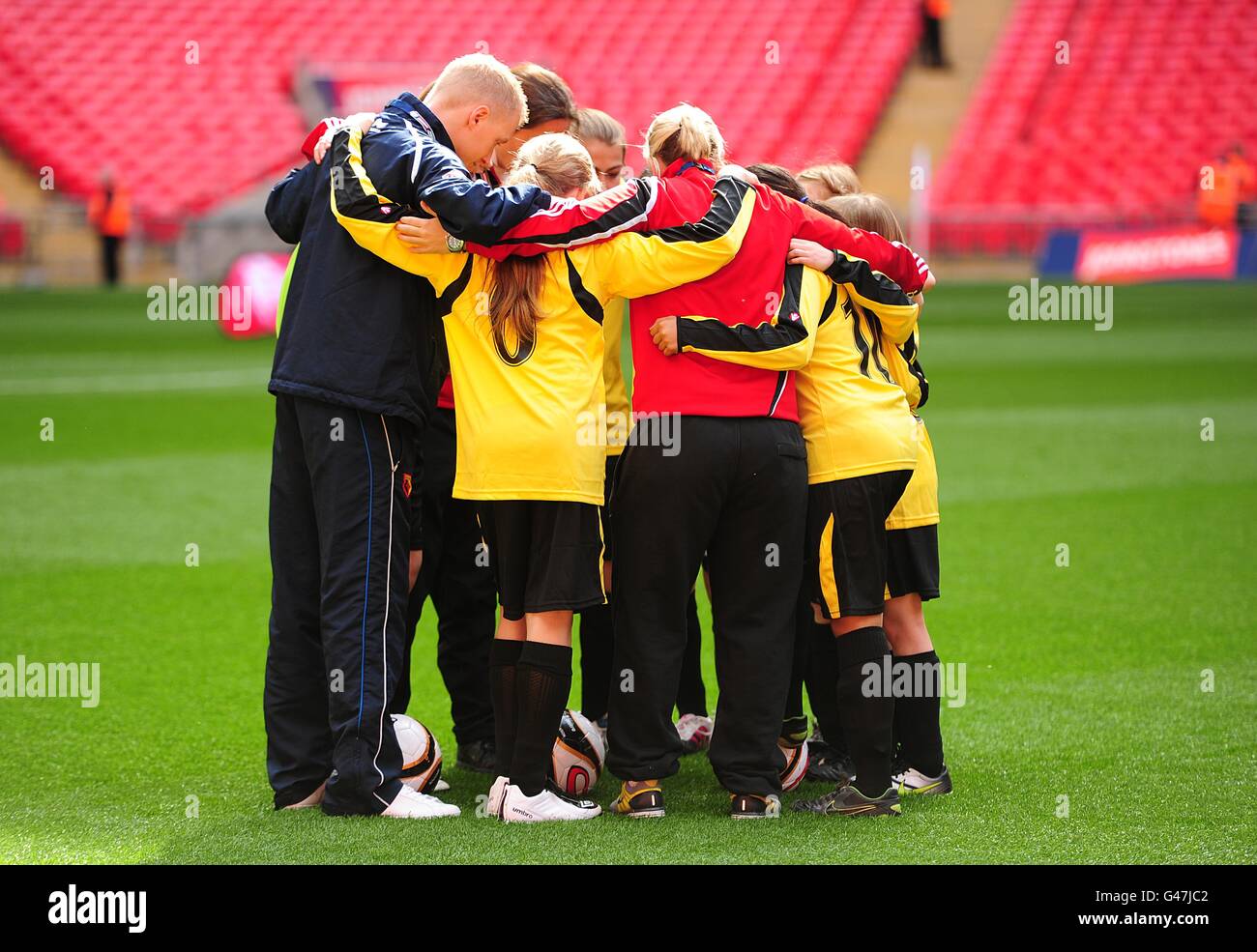 Fußball - Johnstone's Paint Trophy Final - Brentford gegen Carlisle United - Wembley Stadium. Team huddle vor dem Football League Girls Cup Stockfoto