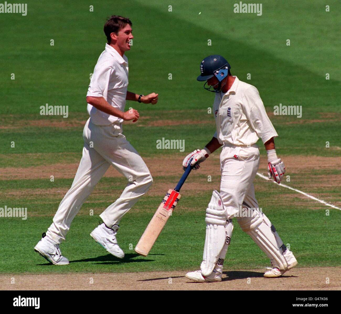 Glenn McGrath (links) aus Australien feiert als Jubel die Eroberung von Nasser Hussain durch lbw durch England, auf seinem Weg zurück zum Pavillon während seines Abrisses des Englash-Schläges bei Lords heute (Samstag). Foto von Tony Harris/PA. Stockfoto