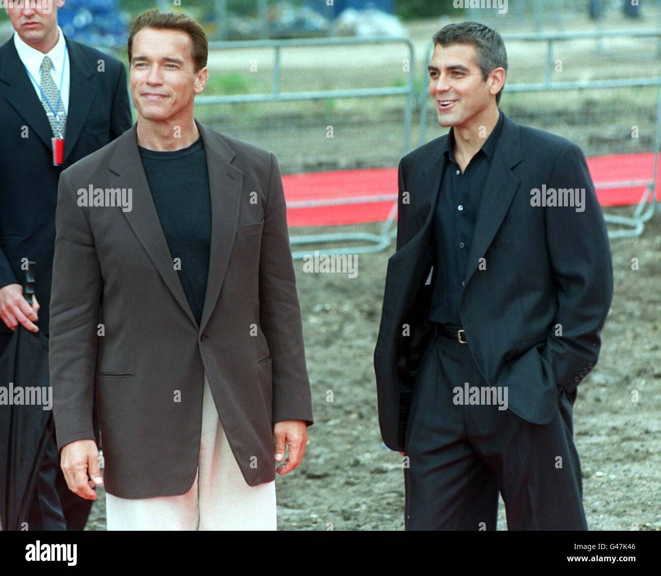 Die Stars des neuen Batman-Films, Arnold Swartzenegger (links) und George Clooney vor dem Battersea Power Station in London, haben heute Morgen (Montag) die heutige Ankündigung unterstützt, dass es in eines der größten Multi-Screen-Kinos der Welt umgewandelt werden soll. Der 20 Millionen Powerplex wird von Warner Village Cinemas betrieben und wird Anfang 2000 eröffnet. Siehe PA Geschichte SHOWBIZ Battersea. Foto von Stefan Rousseau/PA. Stockfoto