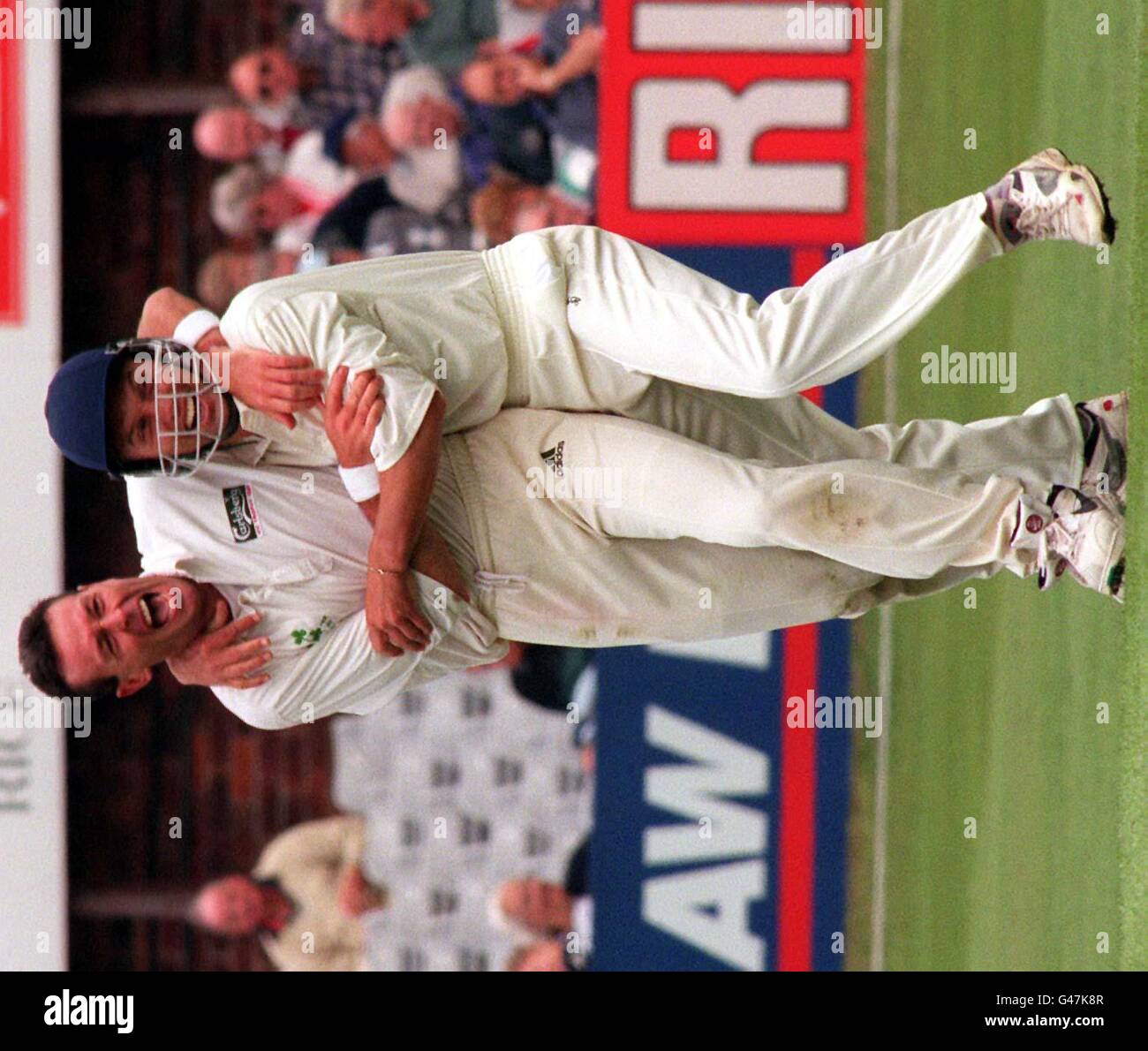 Schere Freude, als Paul McCrum (links) und Wicket-Torwart Rutherford feiern, das Wicket von Yorkshire's Richard Blakey zu übernehmen, als die Iren Yorkshire während des Nat West Trophy Match in Headingley heute (Di) unter frühen Druck setzten. Foto John Giles/PA. Stockfoto