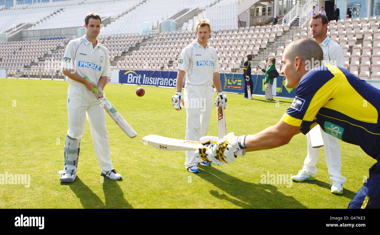 Hampshire Cricketers (von links nach rechts) James Tomlinson, Jimmy Adams, Sean Ervine und Ben Howell (in blau) während eines Medientages im Rose Bowl, Southampton. Stockfoto