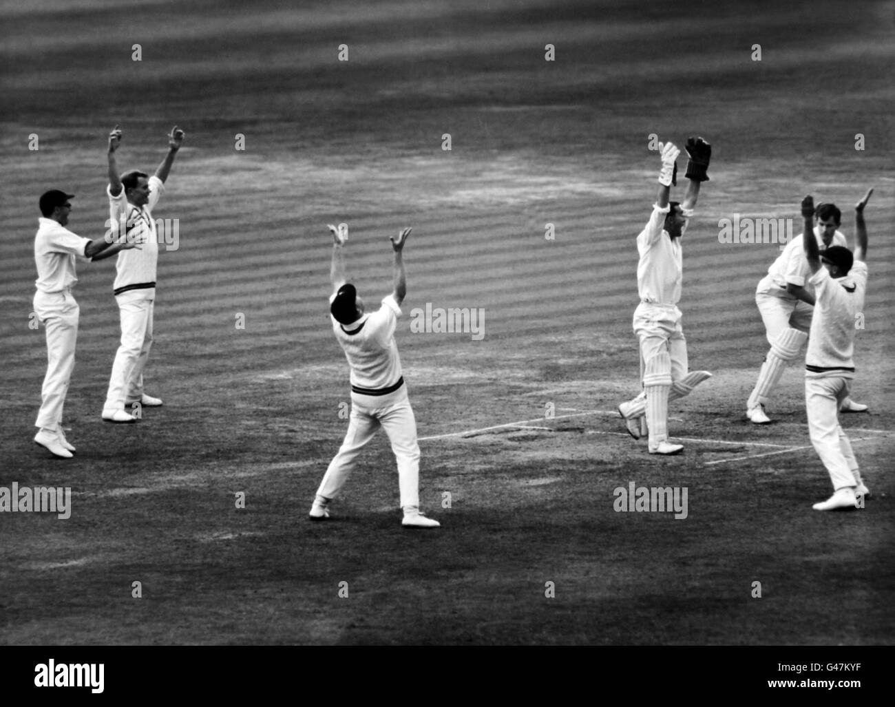 David Brown (England) wird von Eddie Barlow, einem Ball von Graeme Pollock für fünf, gut erwischt. Stockfoto