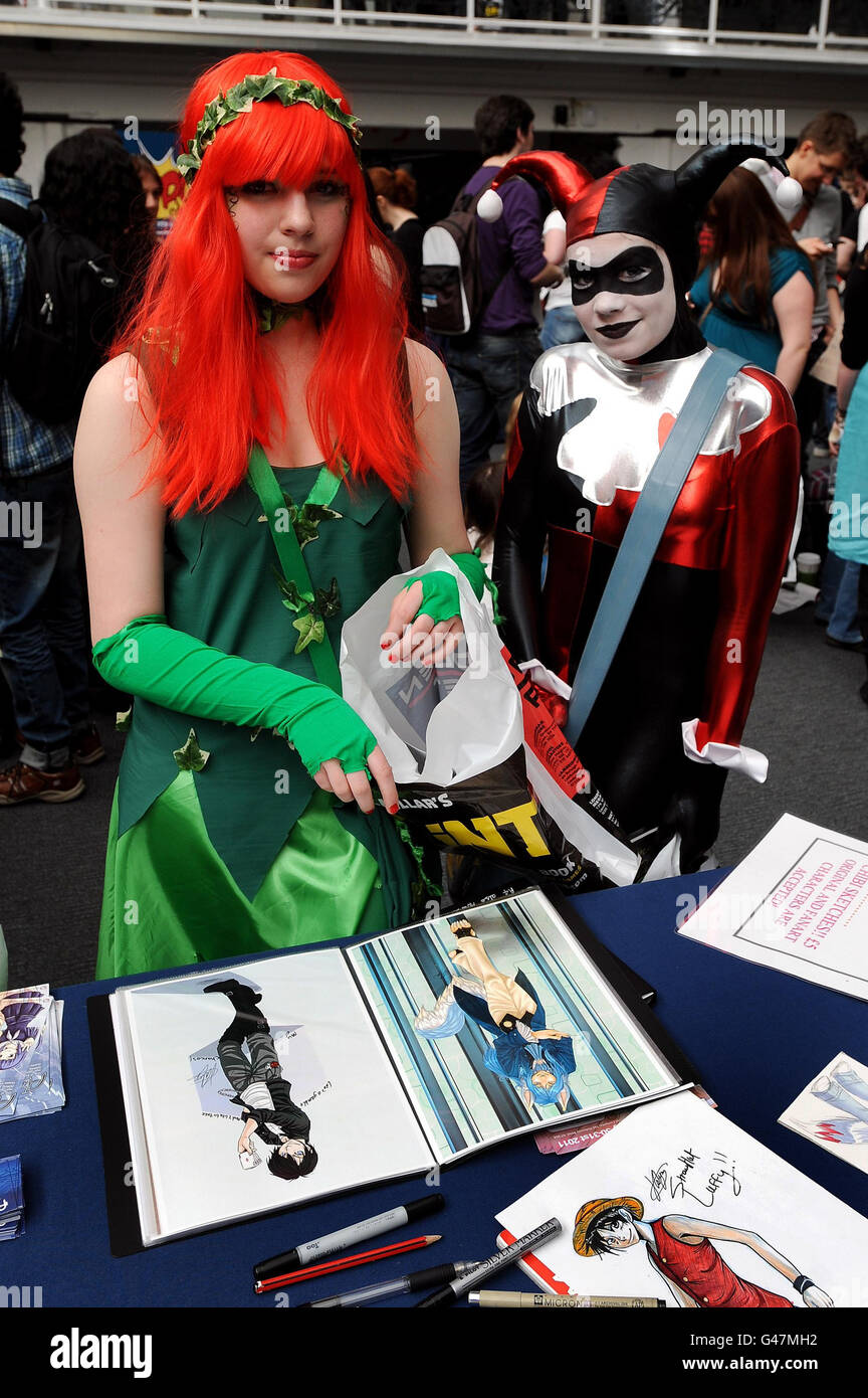 Ein paar Fans verkleiden sich heute Morgen während der Kapow-Comic-Convention im Design Center in Islington im Norden Londons als ihr Lieblingsheld oder Bösewicht aus Comic-Büchern. Stockfoto