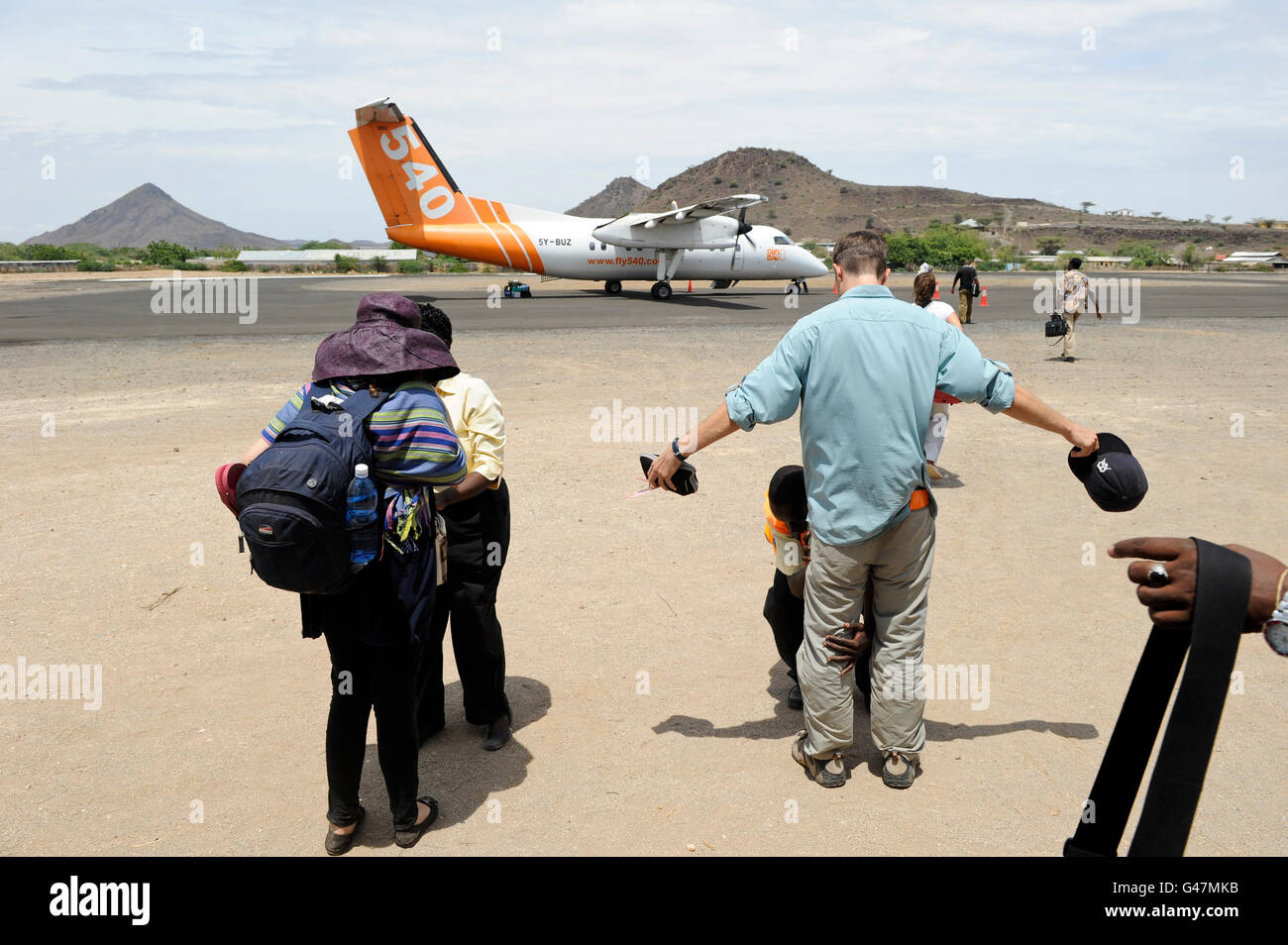 Kenia Turkana, Flughafen Lodwar, Sicherheits-Check für Flugzeuge fly540 Stockfoto