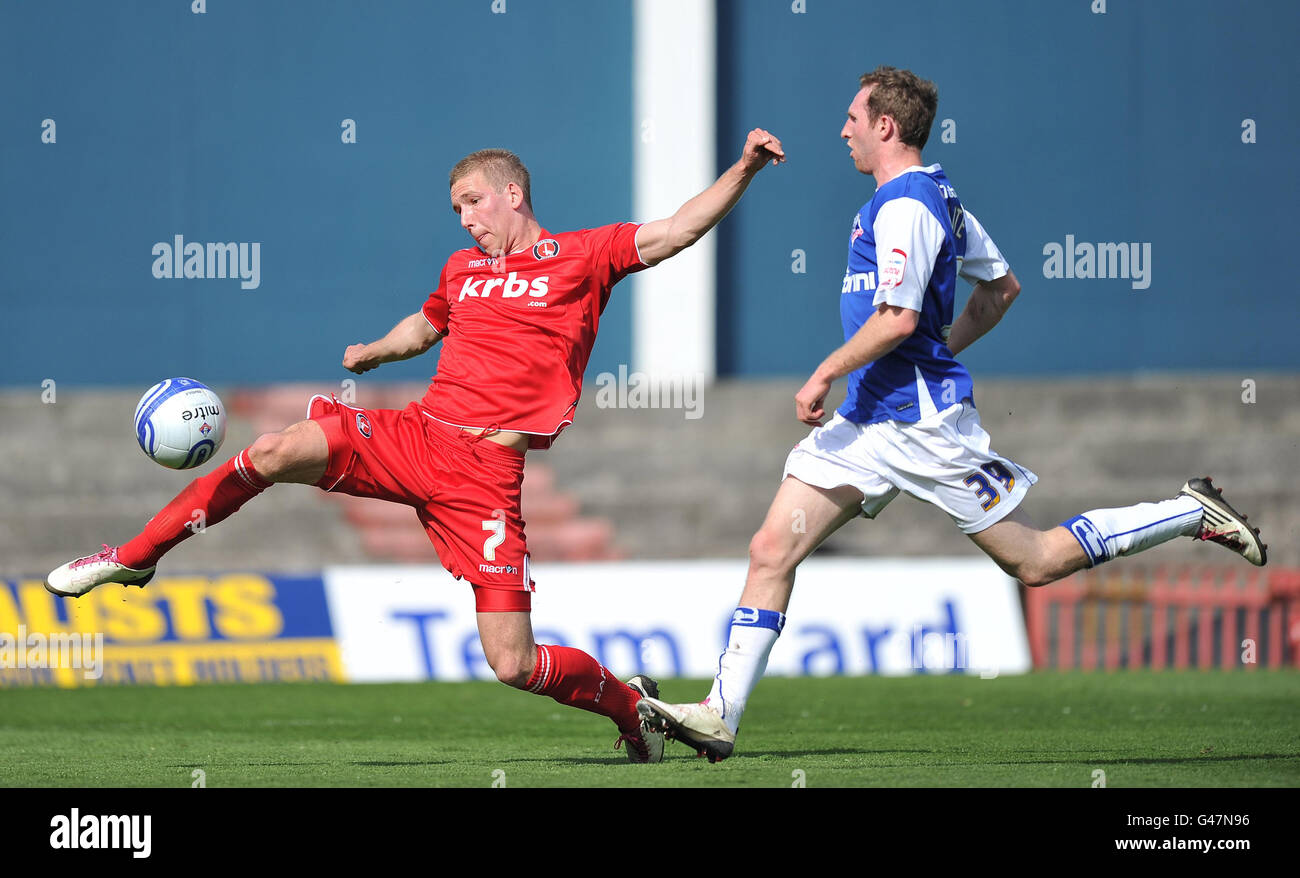 Scott Wagstaff von Charlton Athletic und Aidan White von Oldham Athletic kämpfen während des Spiels npower League One im Boundary Park, Oldham, um den Ball. Stockfoto