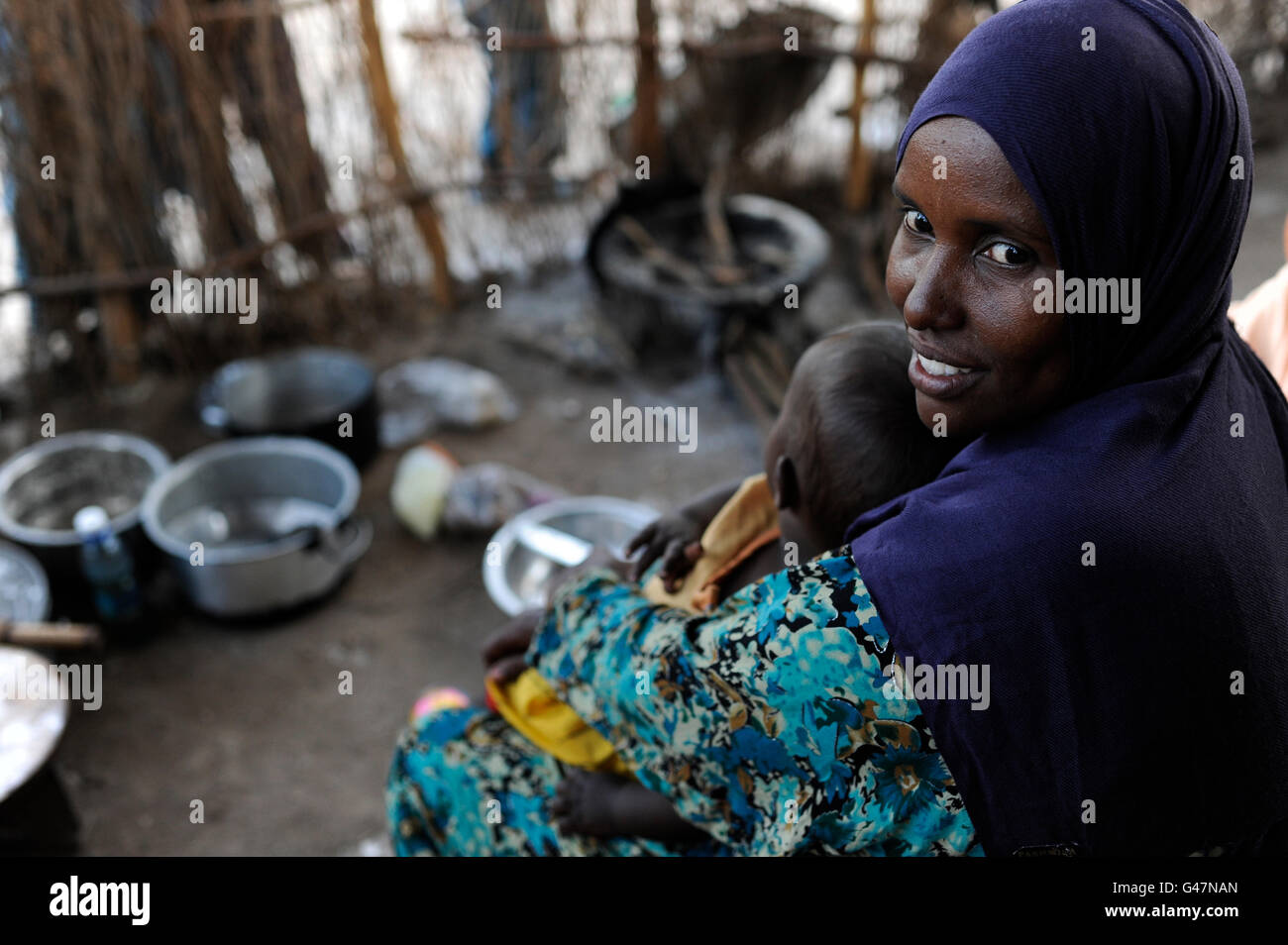 Kenia Turkana-Region, UNHCR Flüchtling Lager Kakuma, wo dauerhafte 80,000 Flüchtlinge aus Somalia, Äthiopien, Süd-Sudan leben, somalische Frau mit Kind / KENIA UNHCR Fluechtlingslager Kakuma in der Turkana-Region, Hier Leben ca. 80.000 Fluechtlinge aus Somalia Sudan Aethiopien, Somalische Frau Halima Mit Sohn Yusuf Stockfoto