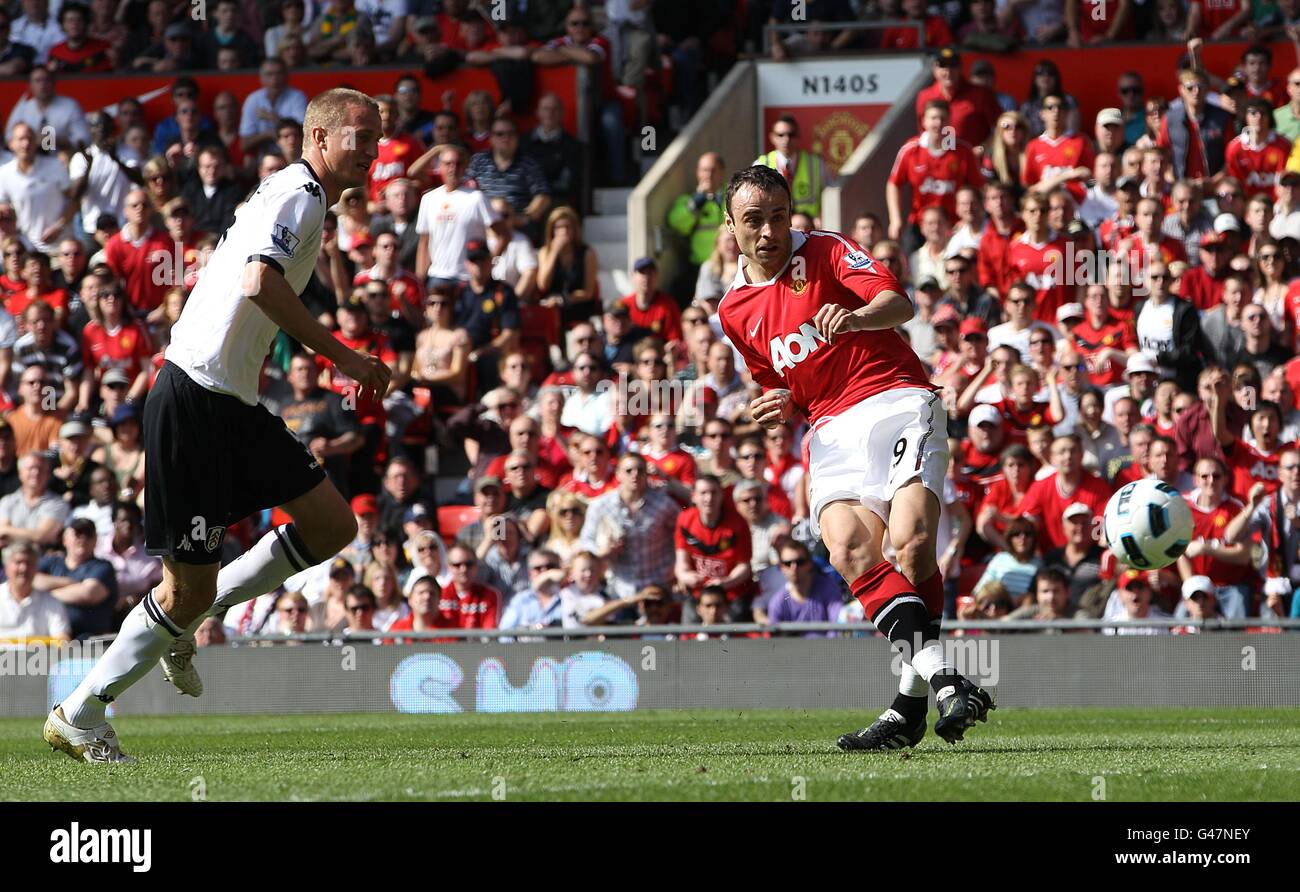 Fußball - Barclays Premier League - Manchester United gegen Fulham - Old Trafford. Dimitar Berbatov von Manchester United erzielt das erste Tor seines Spielers Stockfoto