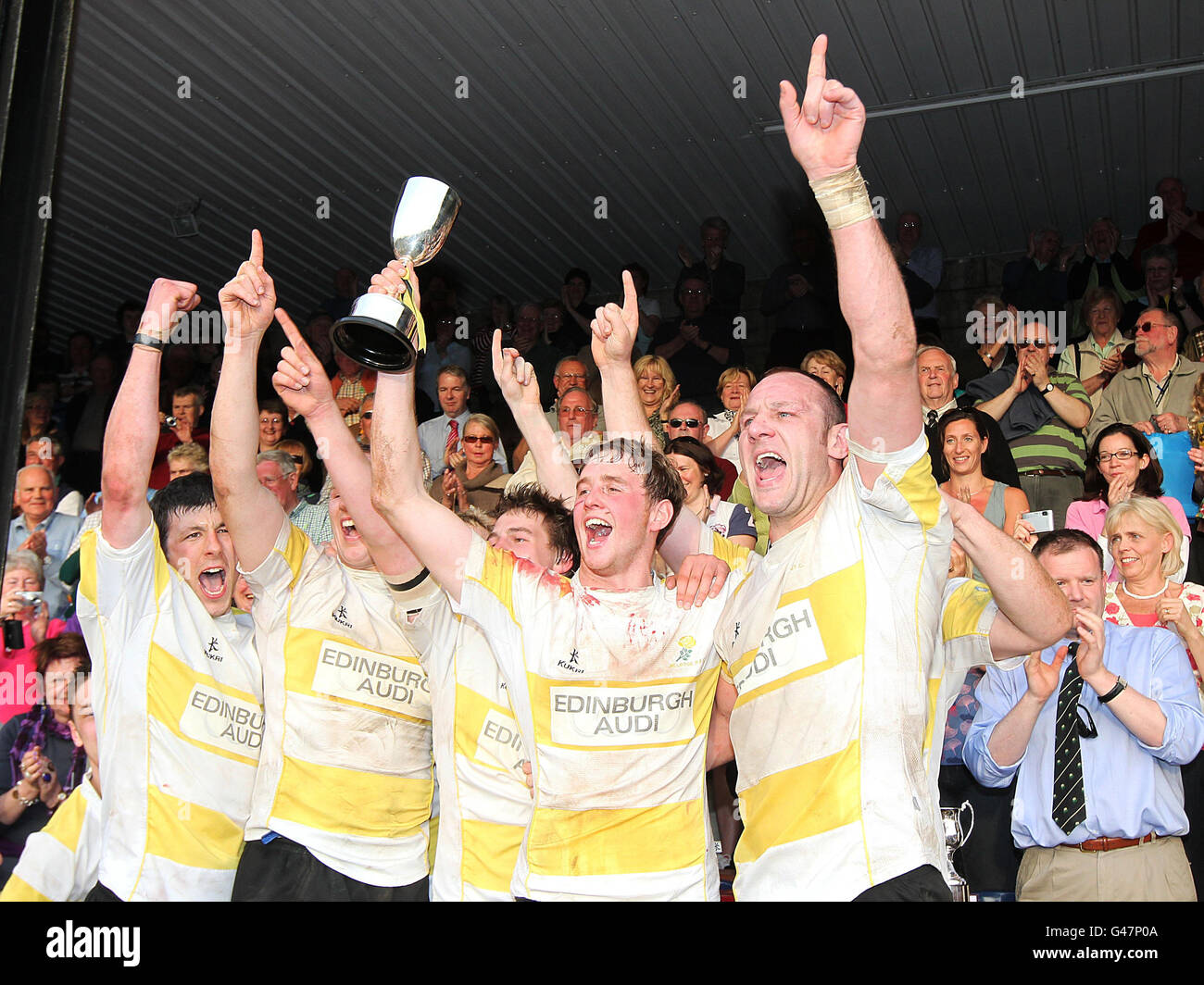 Scott Wright von Melrose feiert, nachdem das Team die Melrose Sevens im Melrose Rugby Club, Melrose, gewonnen hat. Stockfoto